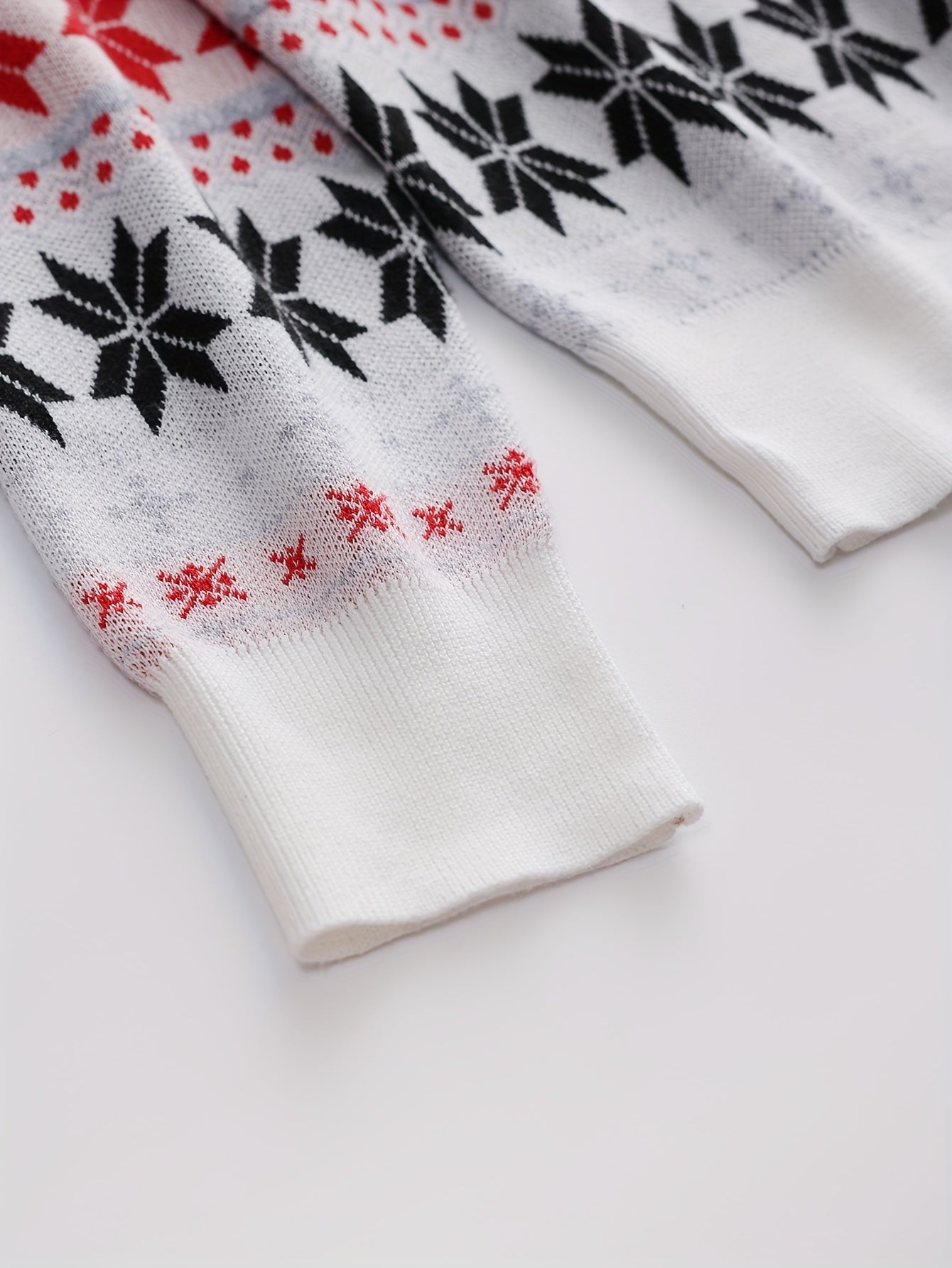 Stickad kabeltröja med julmönster