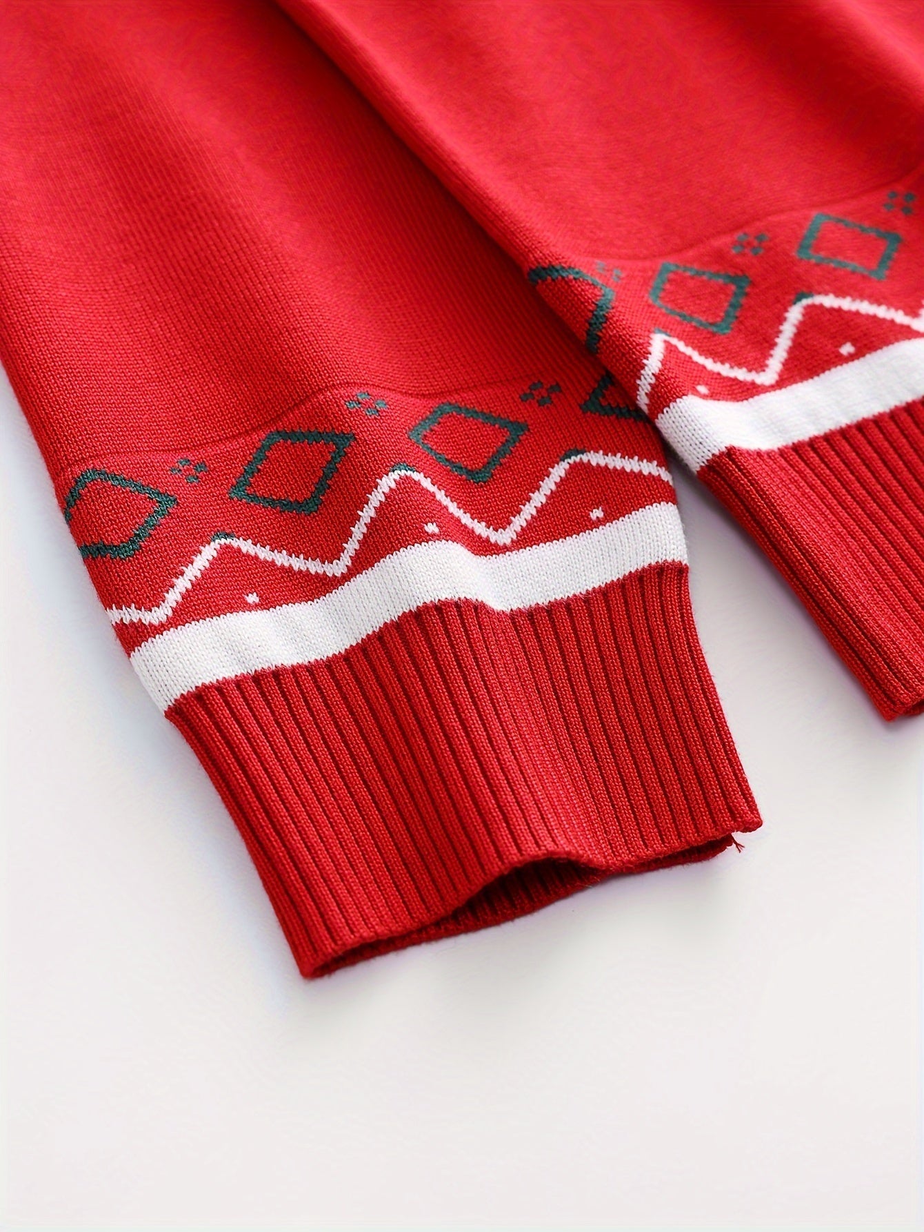 Stickad tröja med julmönster