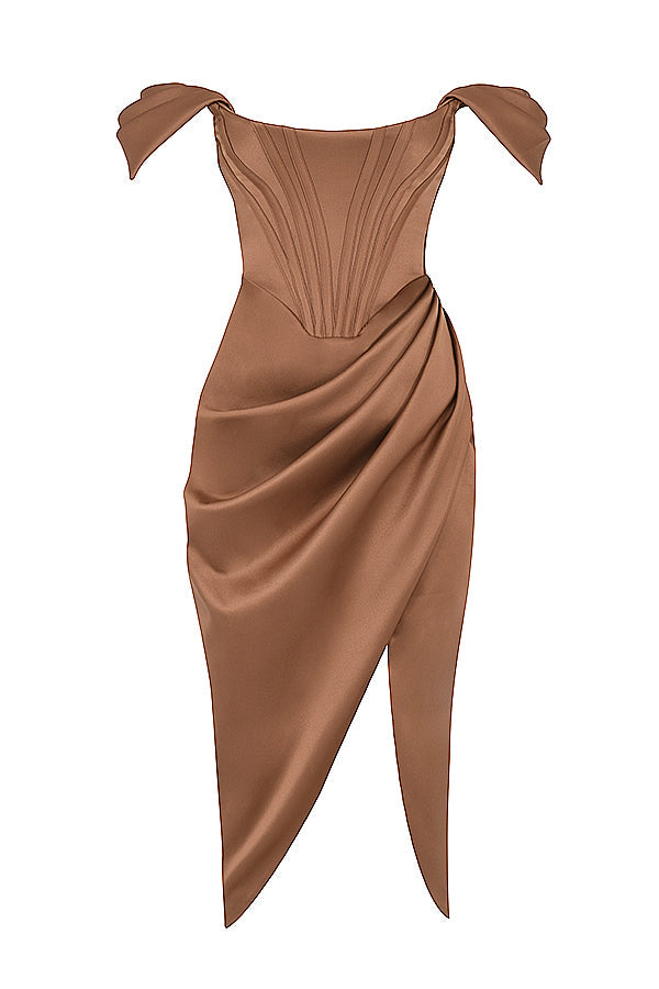 Off shoulder klänning i satin