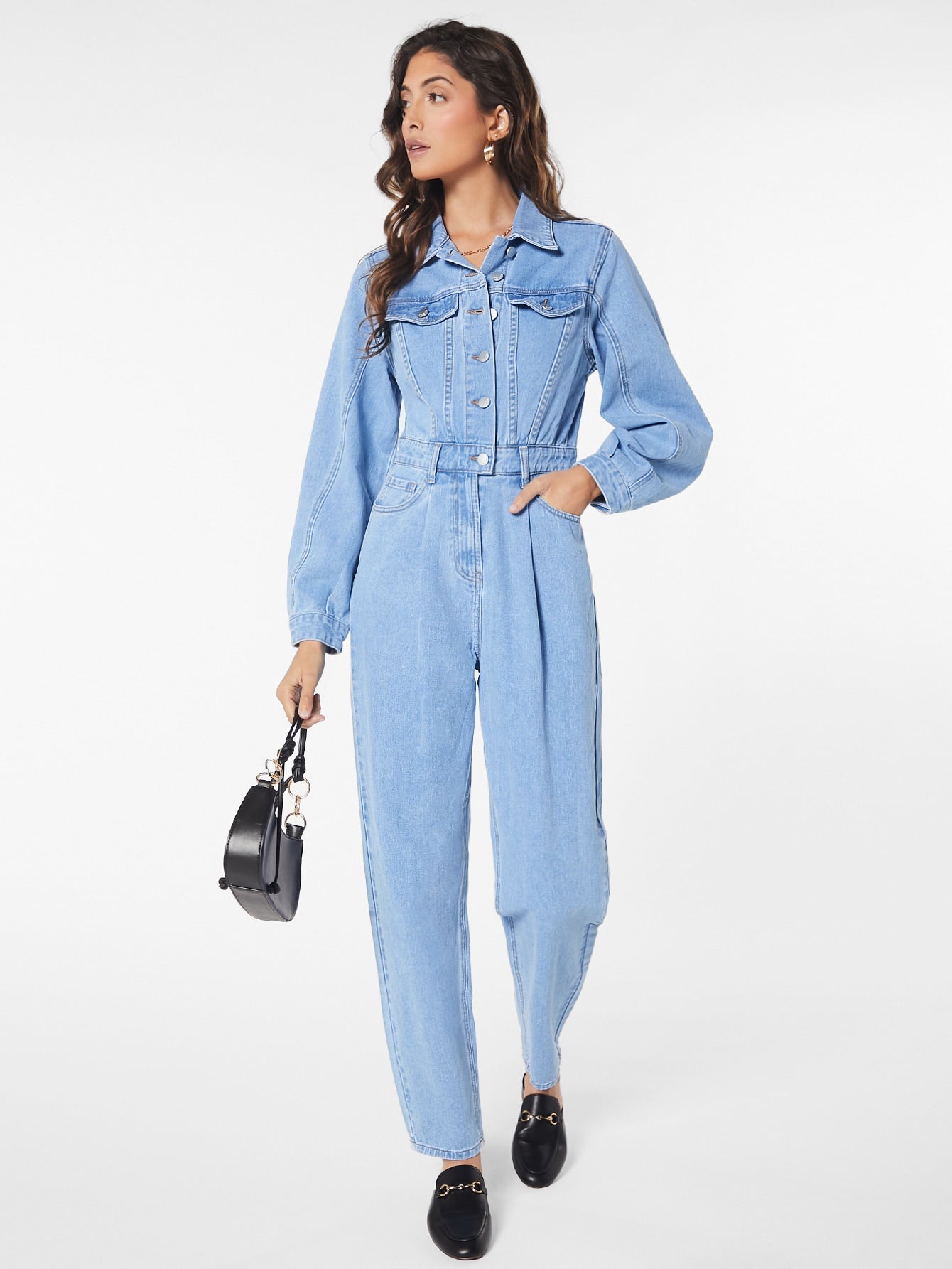 Blues jumpsuit med lockficka av denim med knappstängning framtill