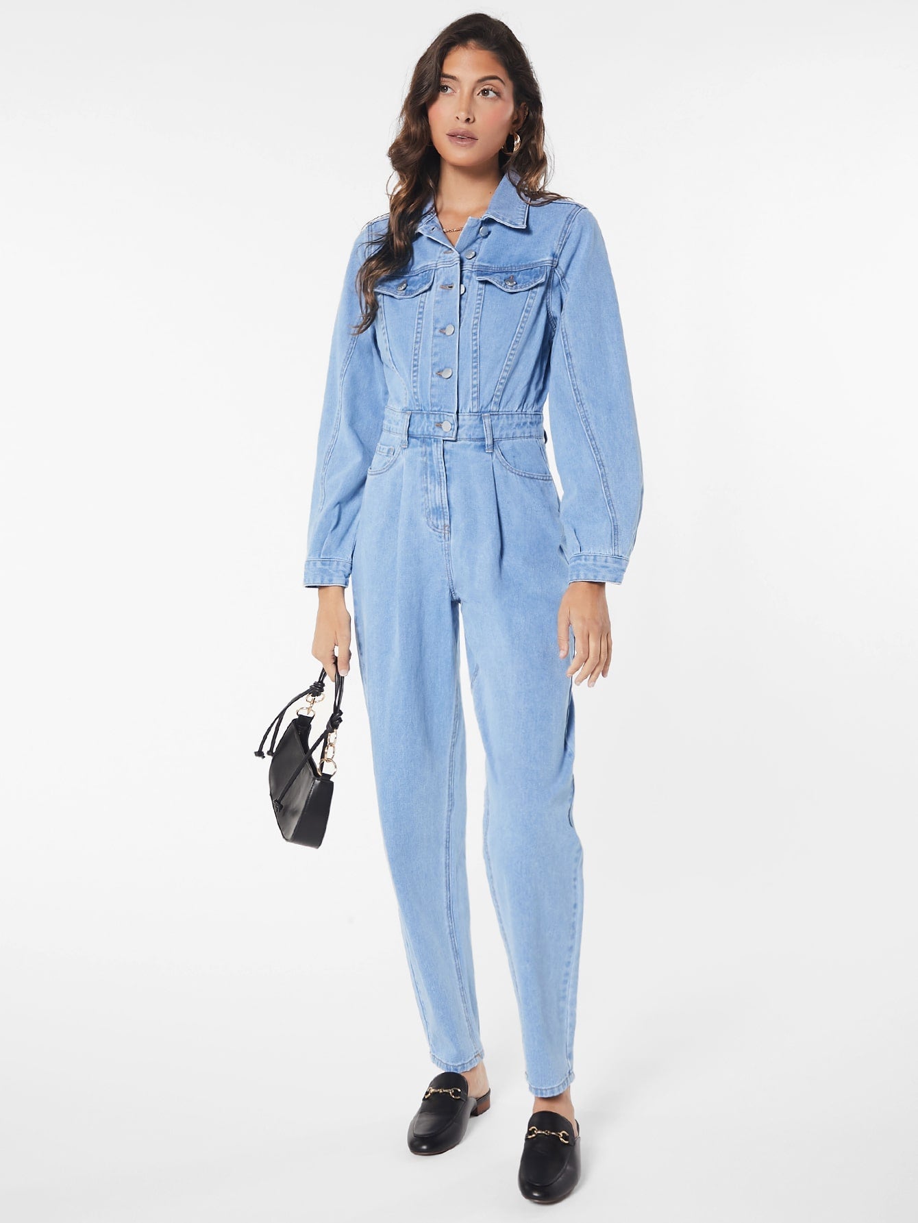 Blues jumpsuit med lockficka av denim med knappstängning framtill