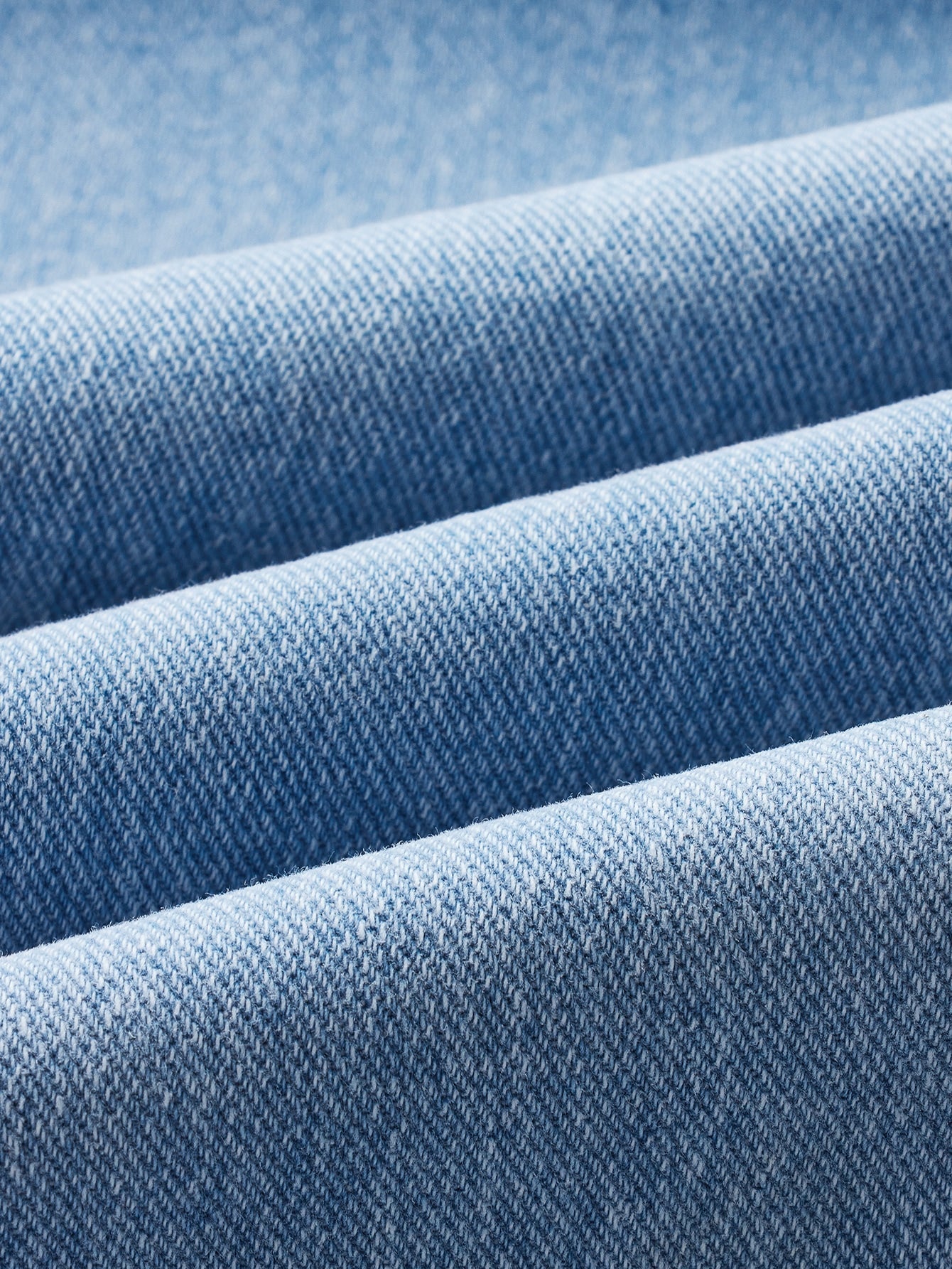 Blues jumpsuit med lockficka av denim med knappstängning framtill