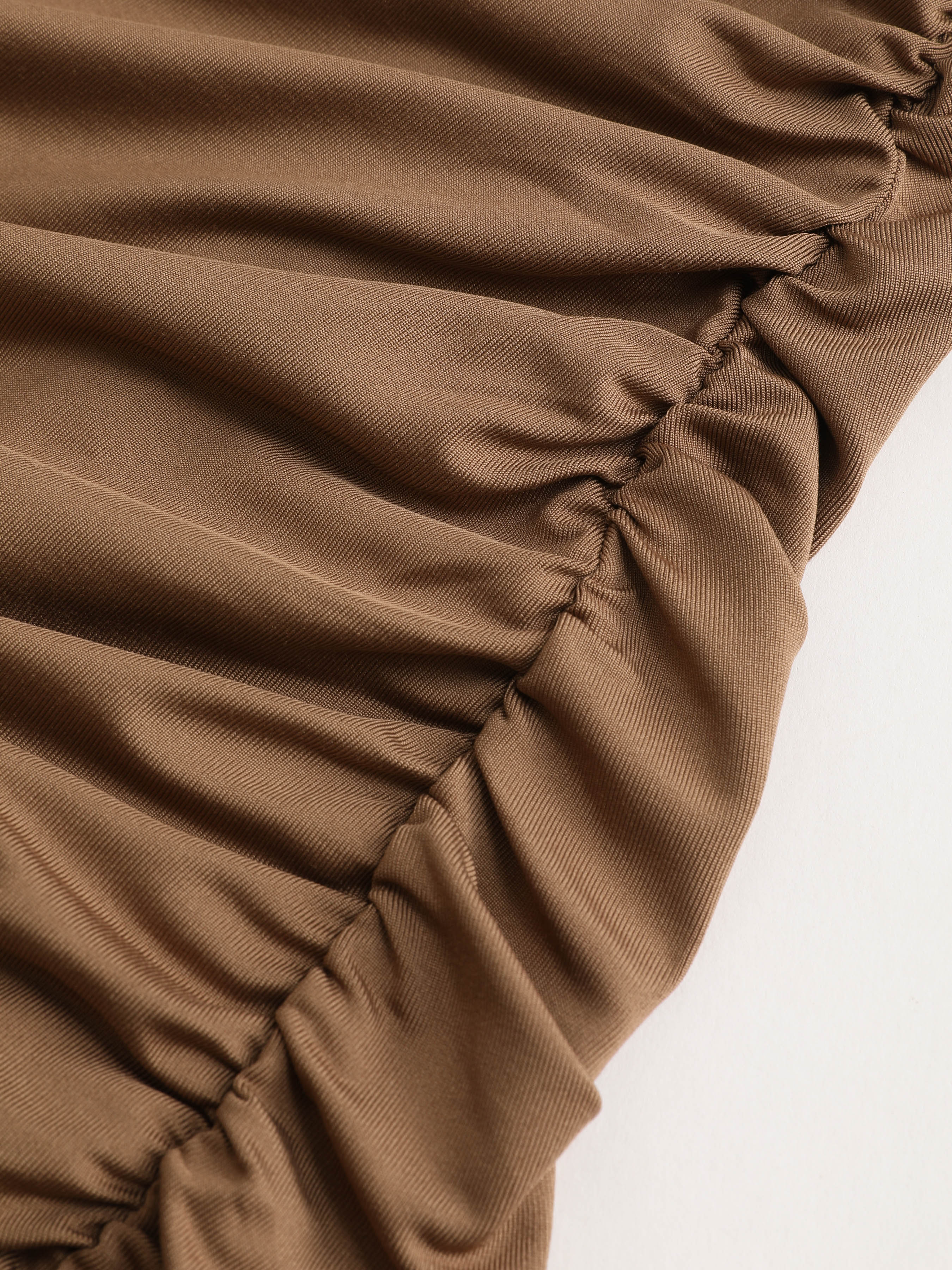 Ljusbrun midiklänning med volanger och halsringning