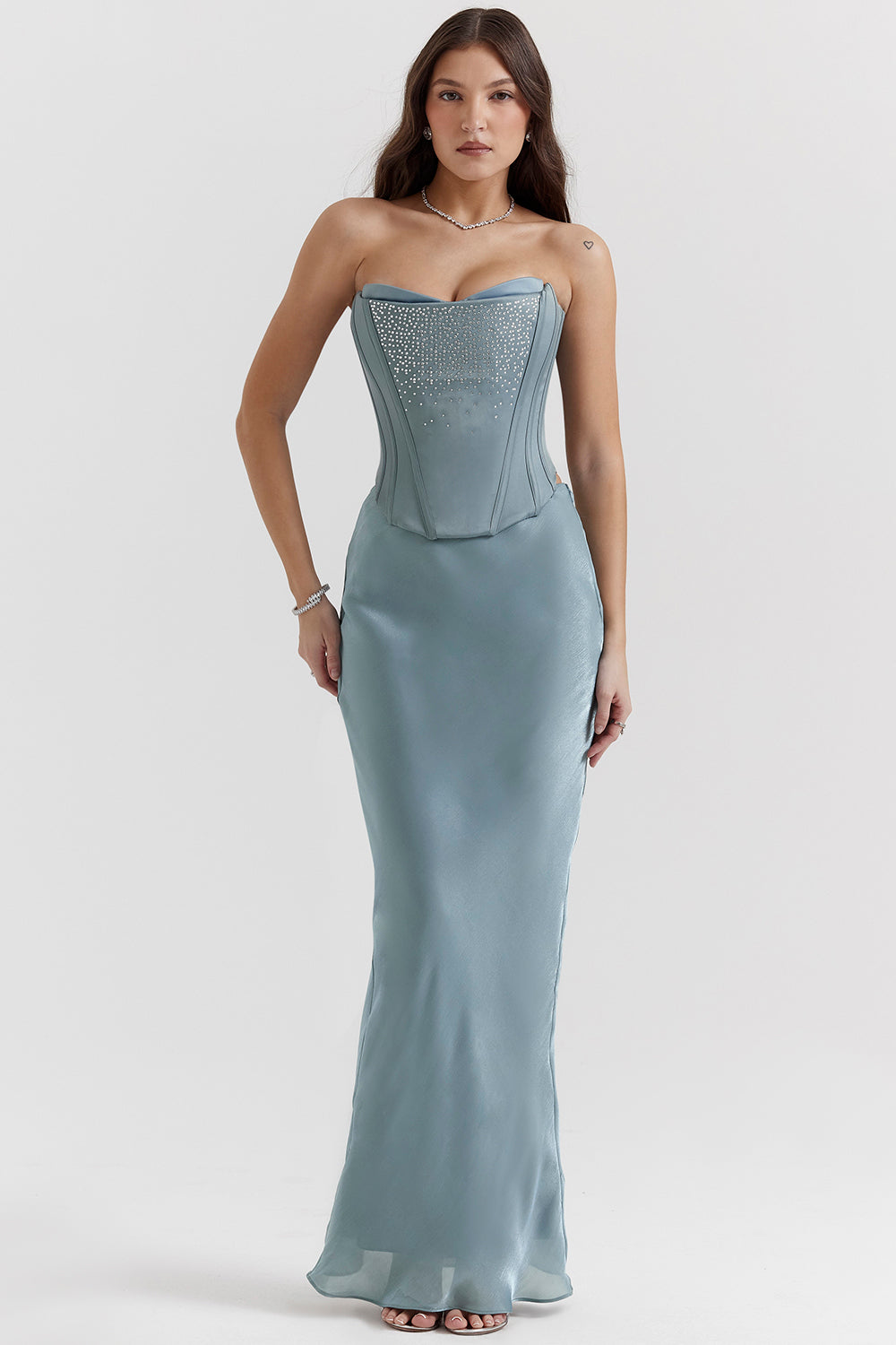 Cool blå  dekorerad satinkorsett med kjol