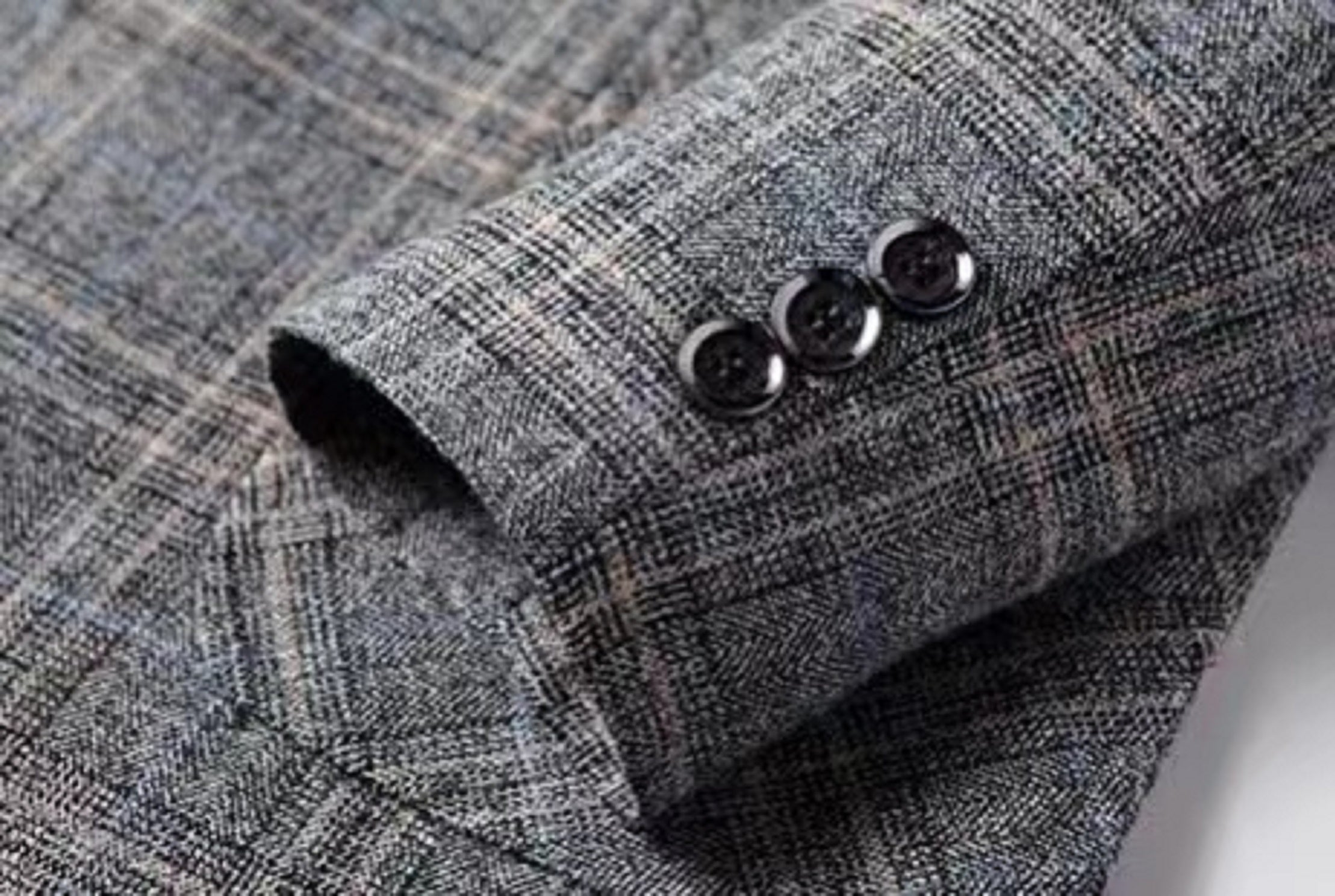 Avslappnad rutig randig slimmad kostym