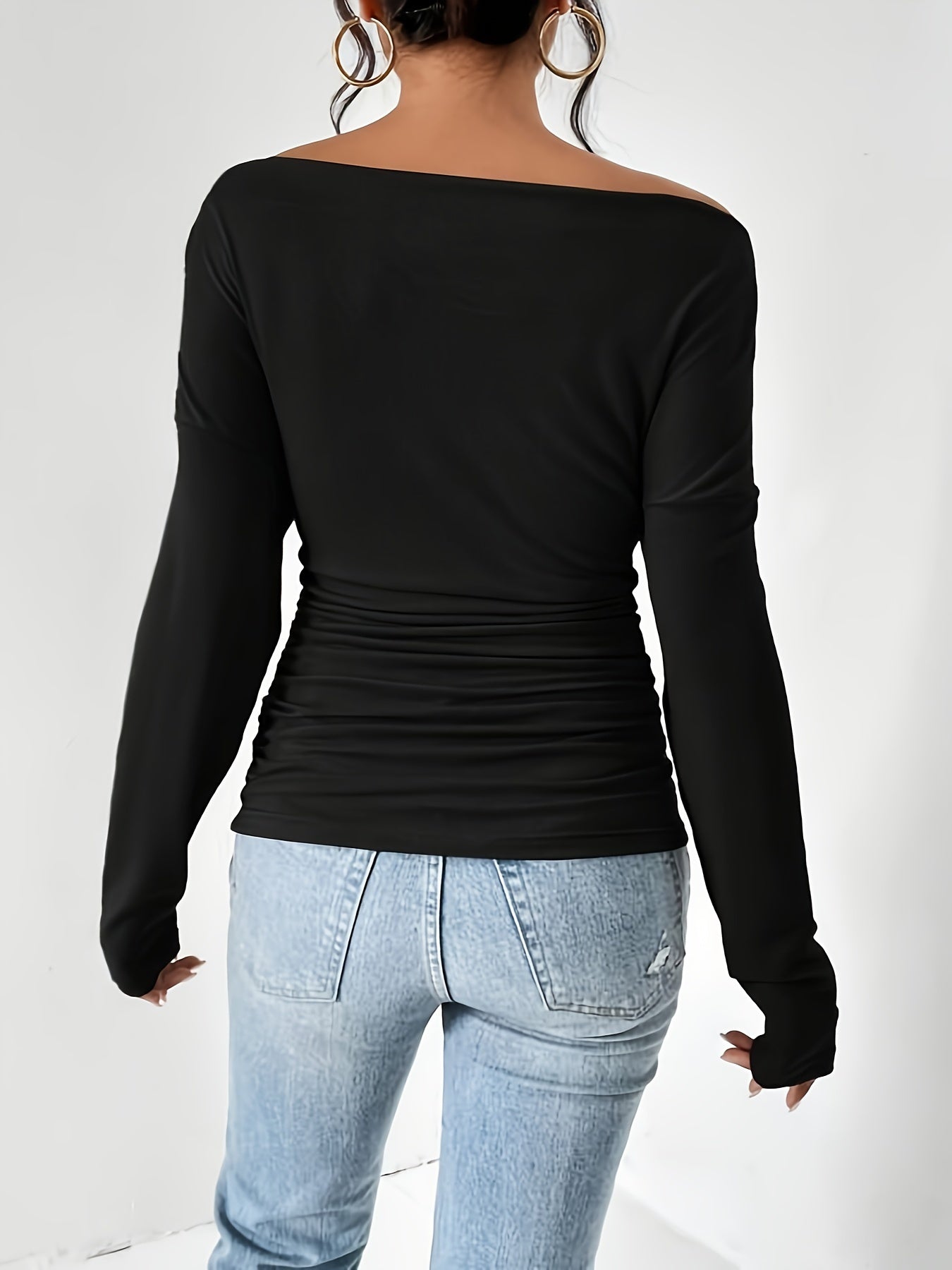 T-shirt med asymmetrisk halsringning och volanger