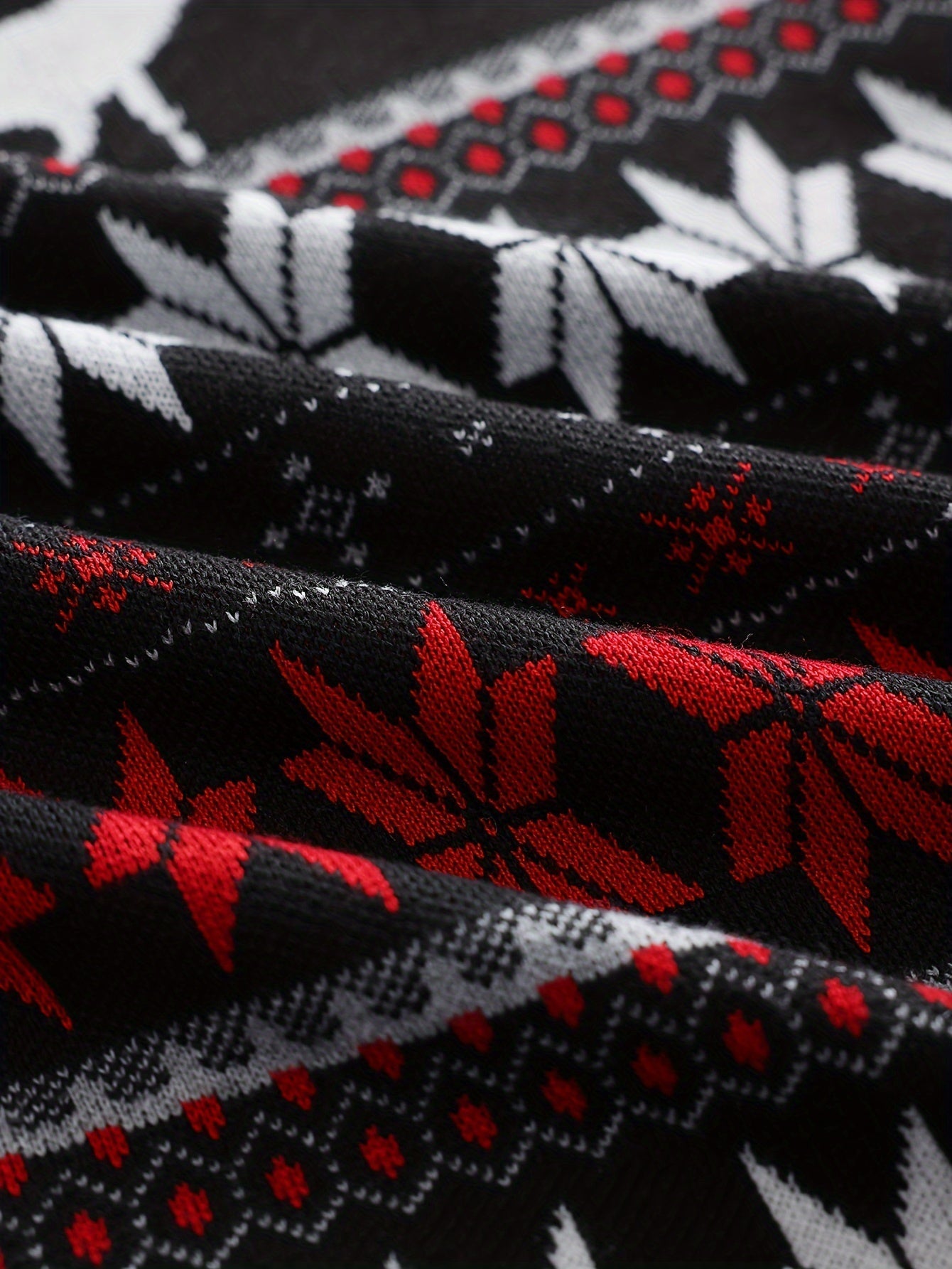 Stickad kabeltröja med julmönster