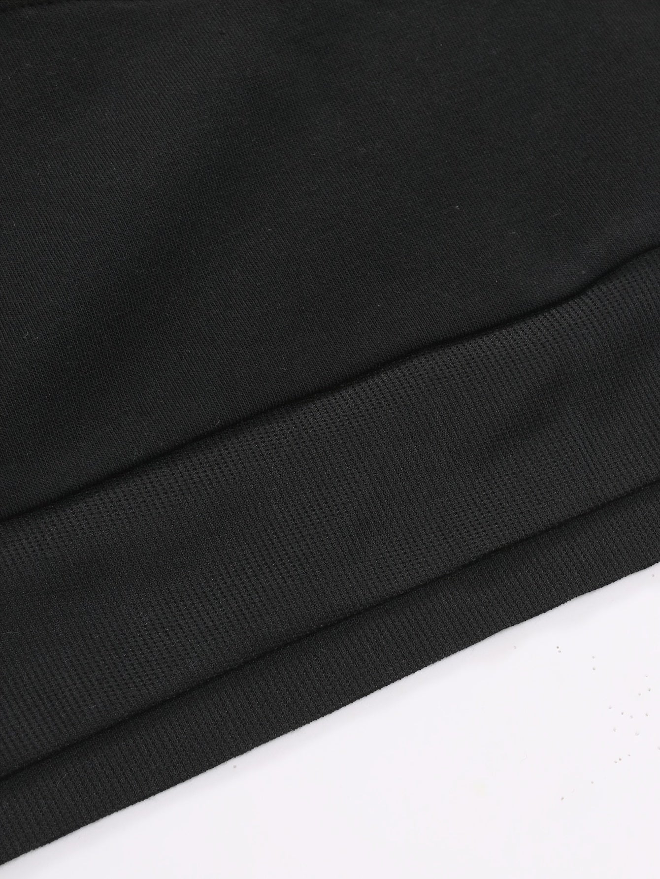 Svart tröja med ränder