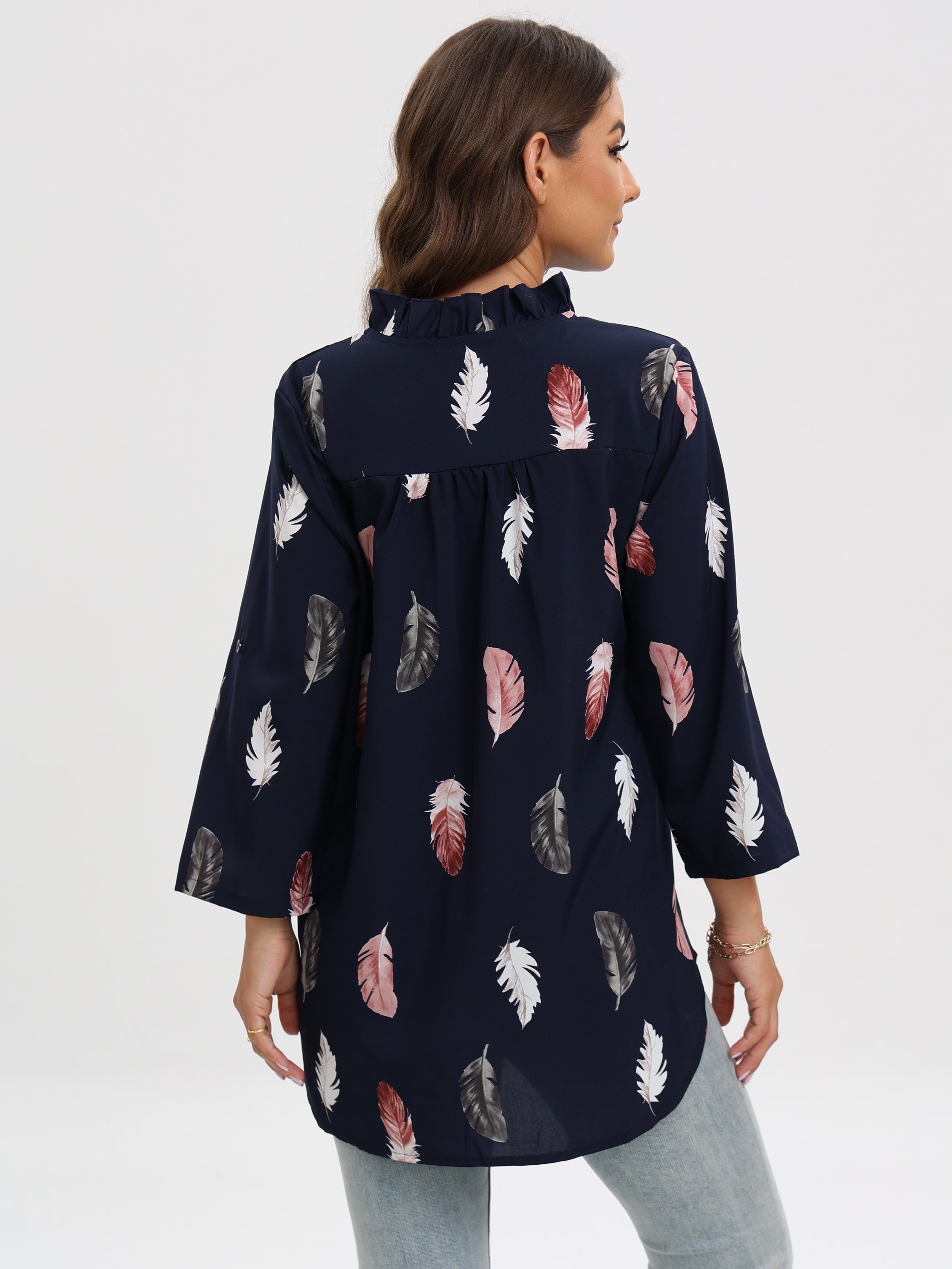Blus med skå rad hals och fjädertryck
