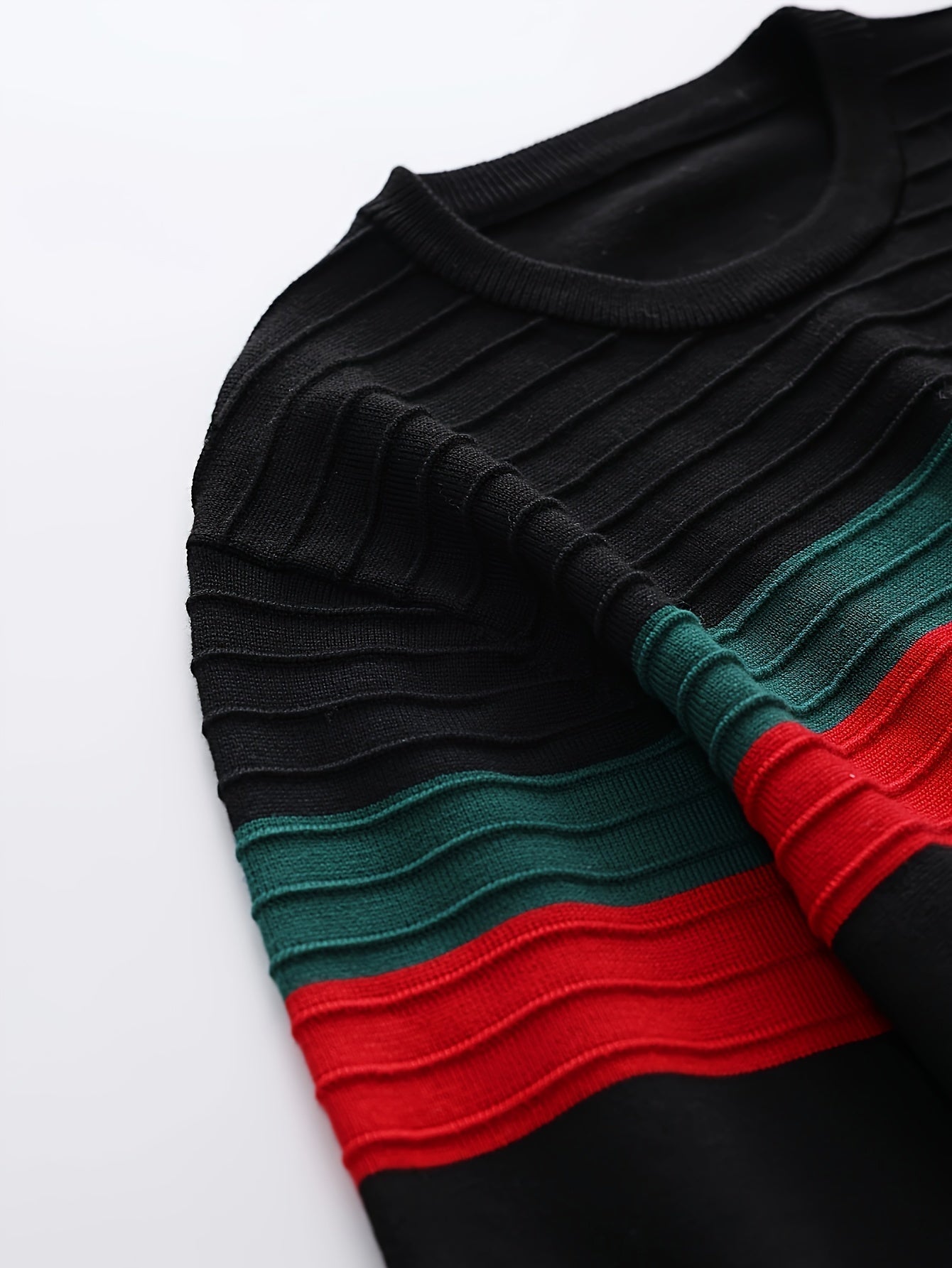 Stickad tröja med randigt mönster