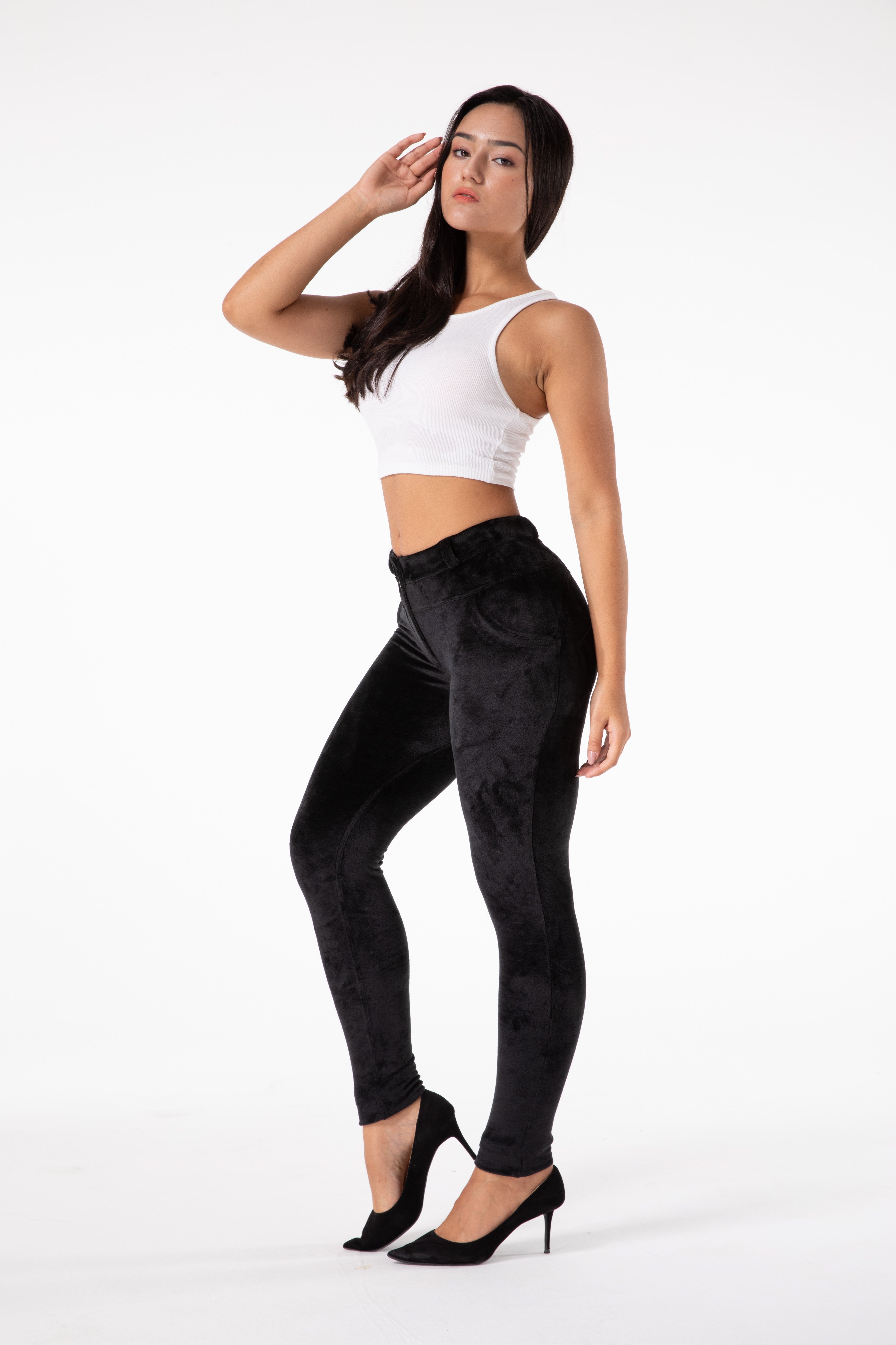 Svarta sammetstighta byxor