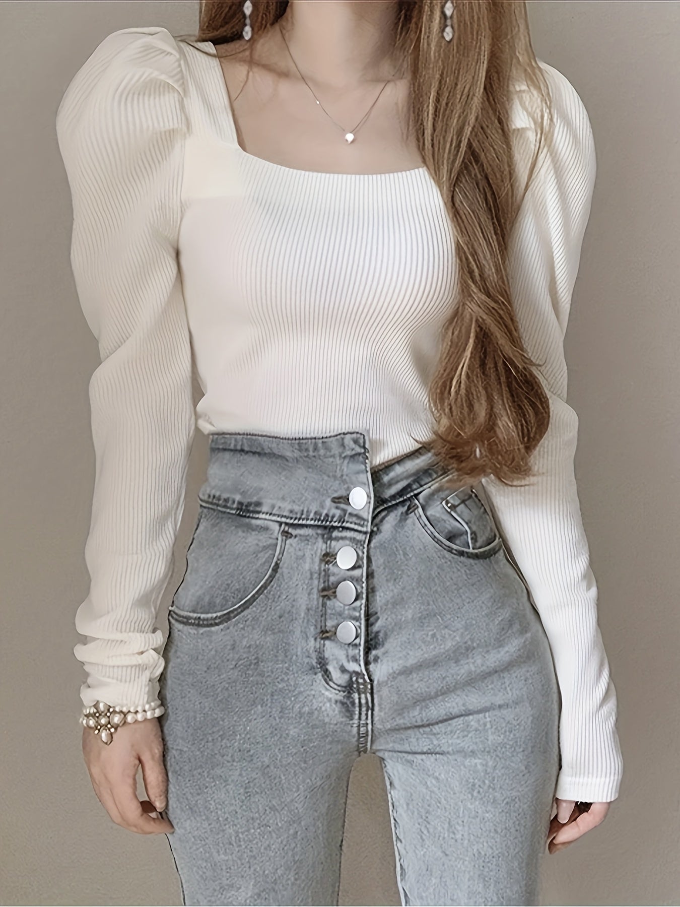 Vit t-shirt med fyrkantig halsringning