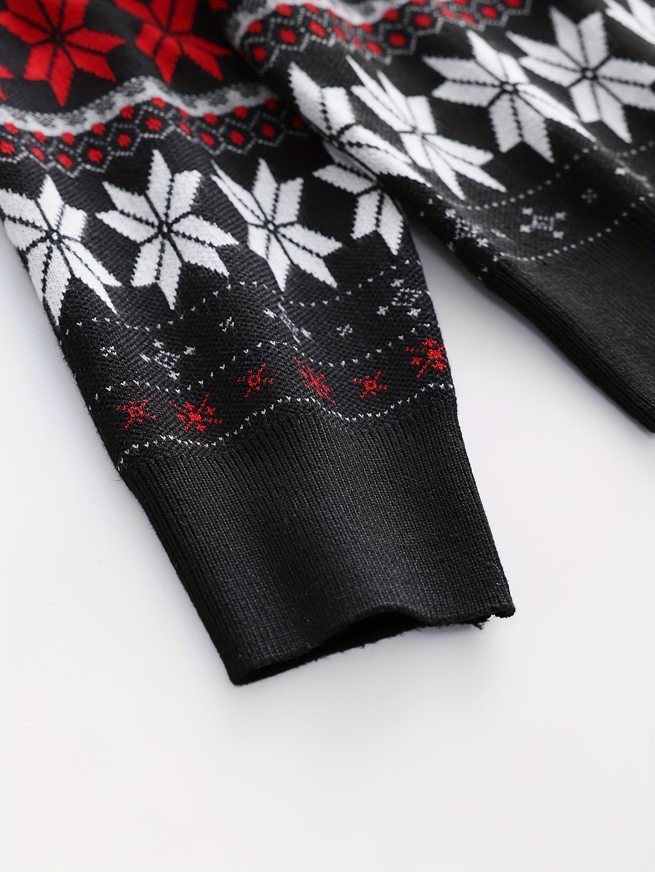 Stickad kabeltröja med julmönster