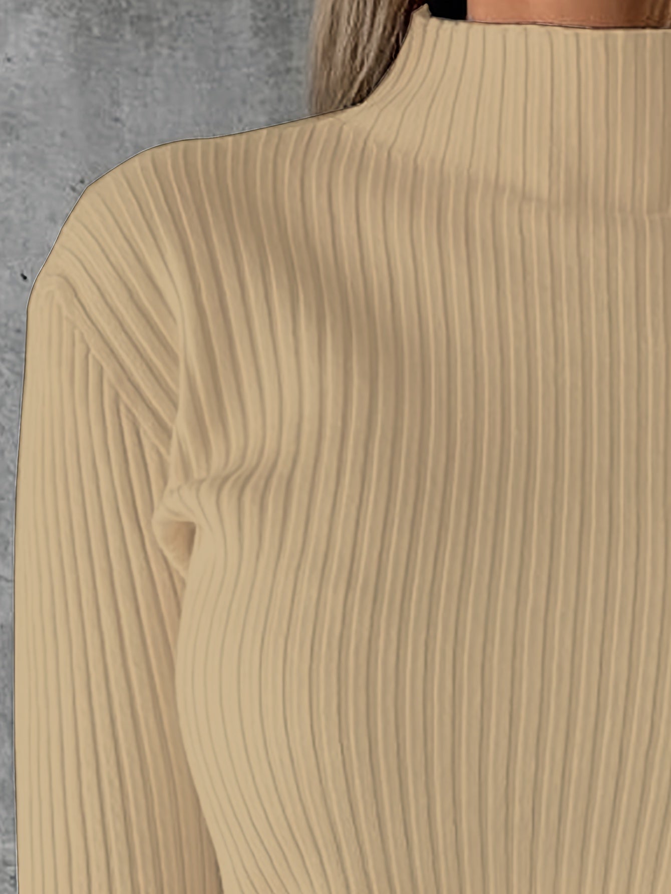 Ribbstickad tunn tröja med hög halsringning