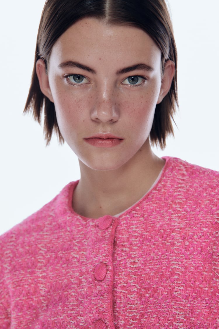 Texturstickad kofta med kjolkostym