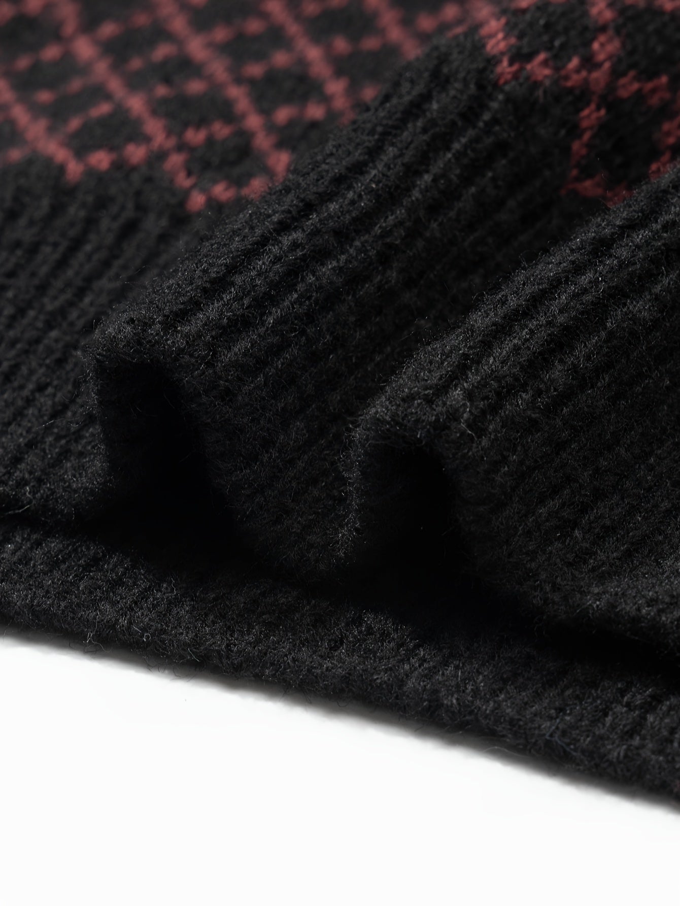 Stickad tröja med diamantmönster