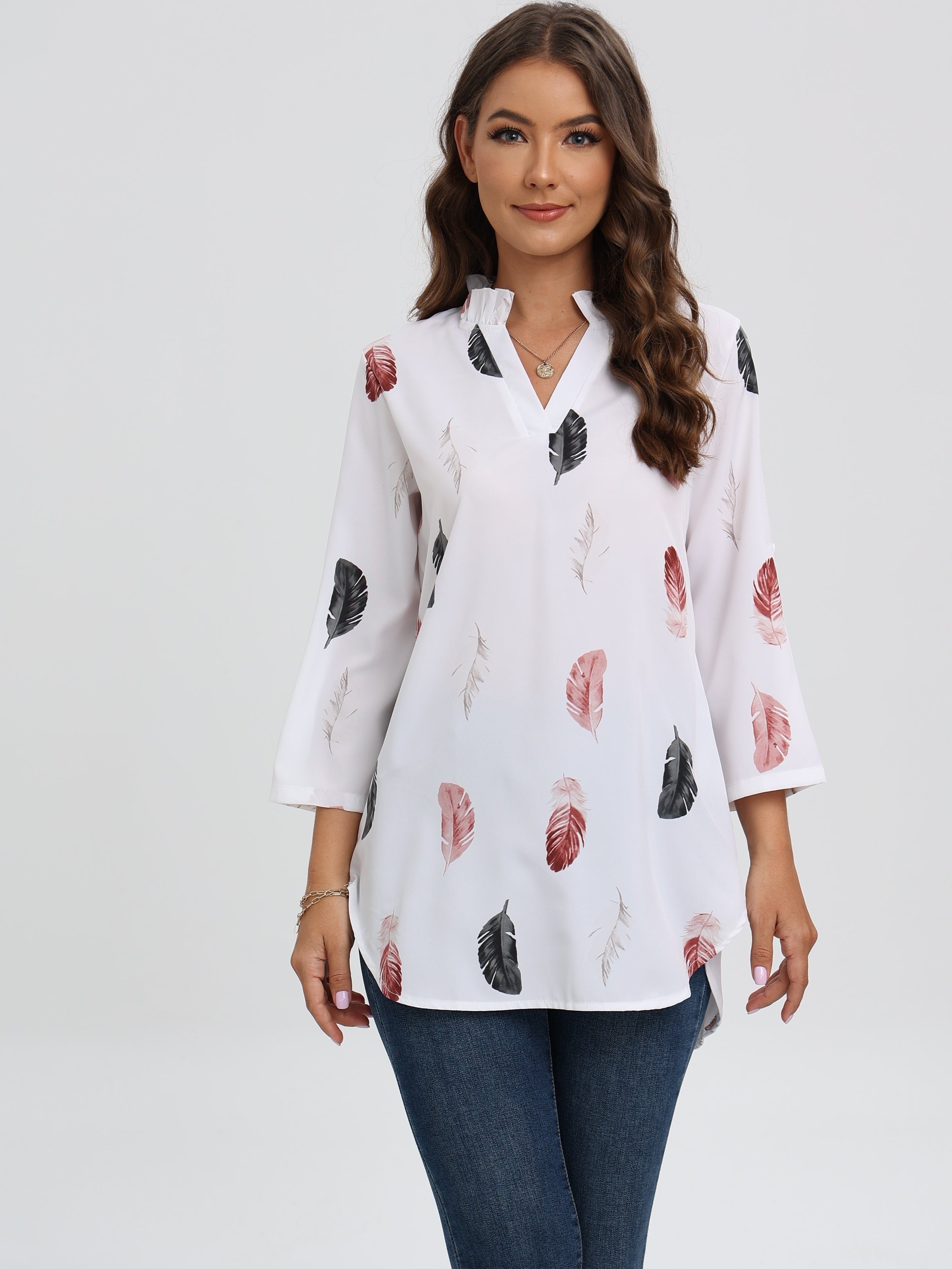 Blus med skå rad hals och fjädertryck