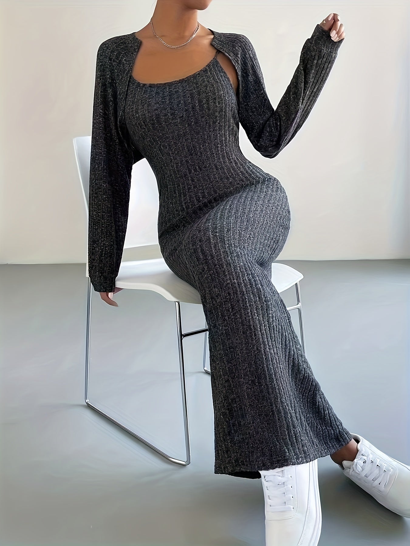 Ribbstickad smal ärmlös klänning och cropped cardigan med lå nga ärmar