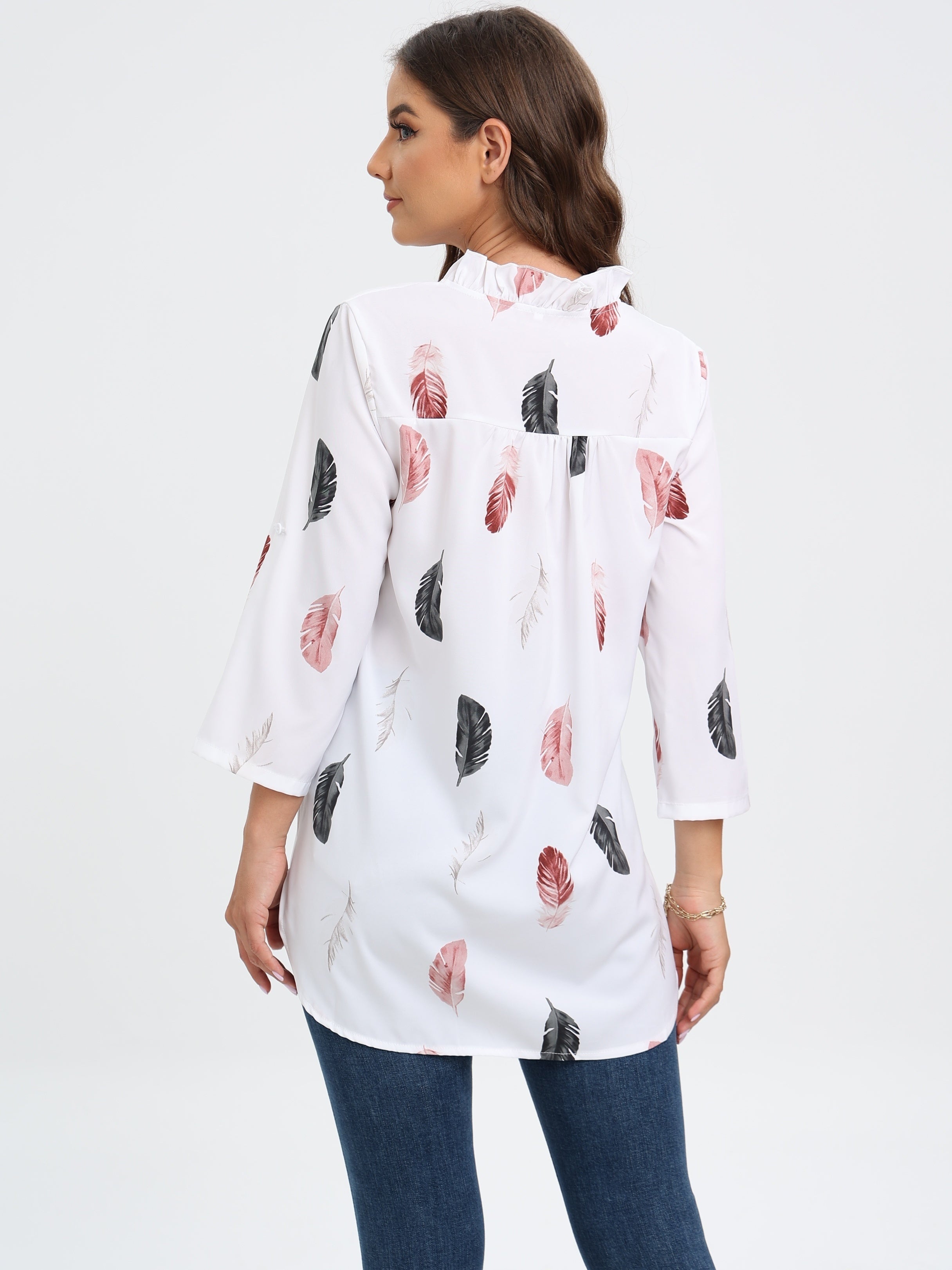 Blus med skå rad hals och fjädertryck