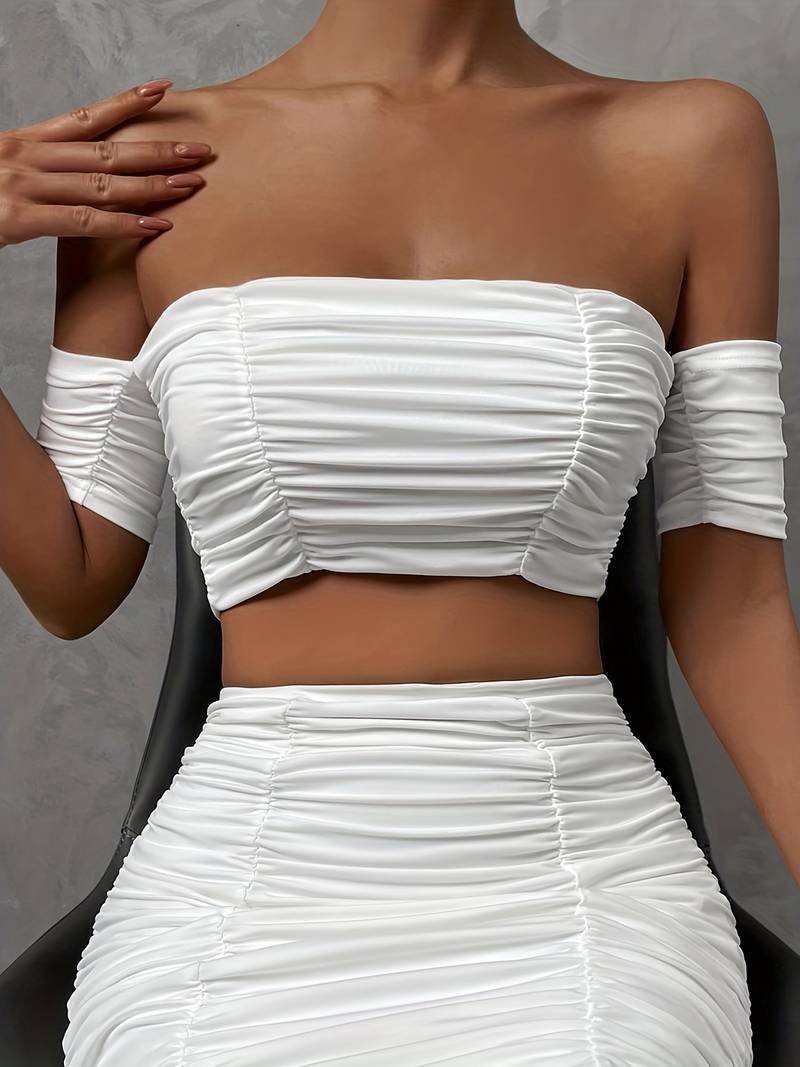 Elegant topp och kjol med volanger på  axlarna