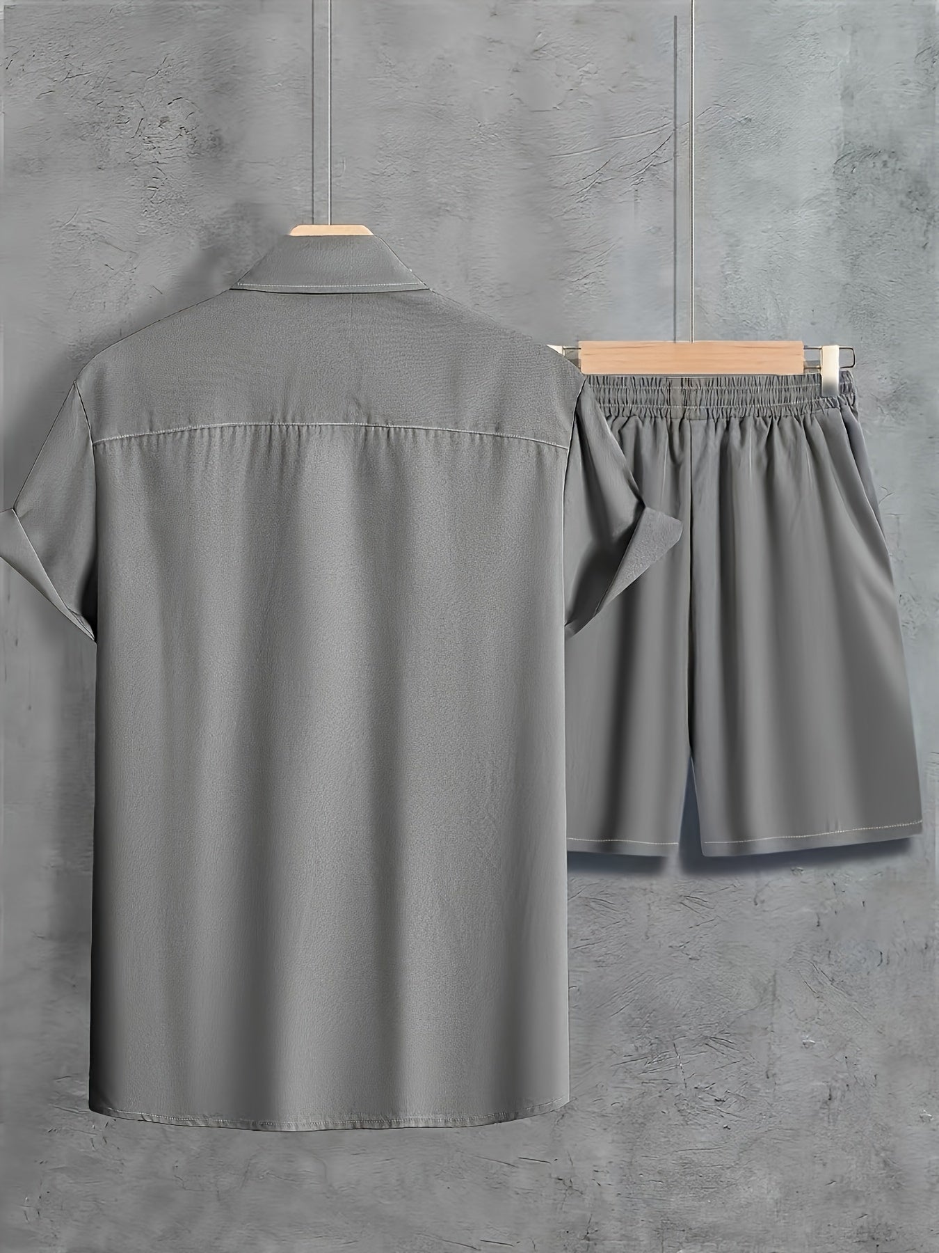 Casual set bestå ende av en kortärmad lapelskjorta med knappstängning och shorts med dragsko