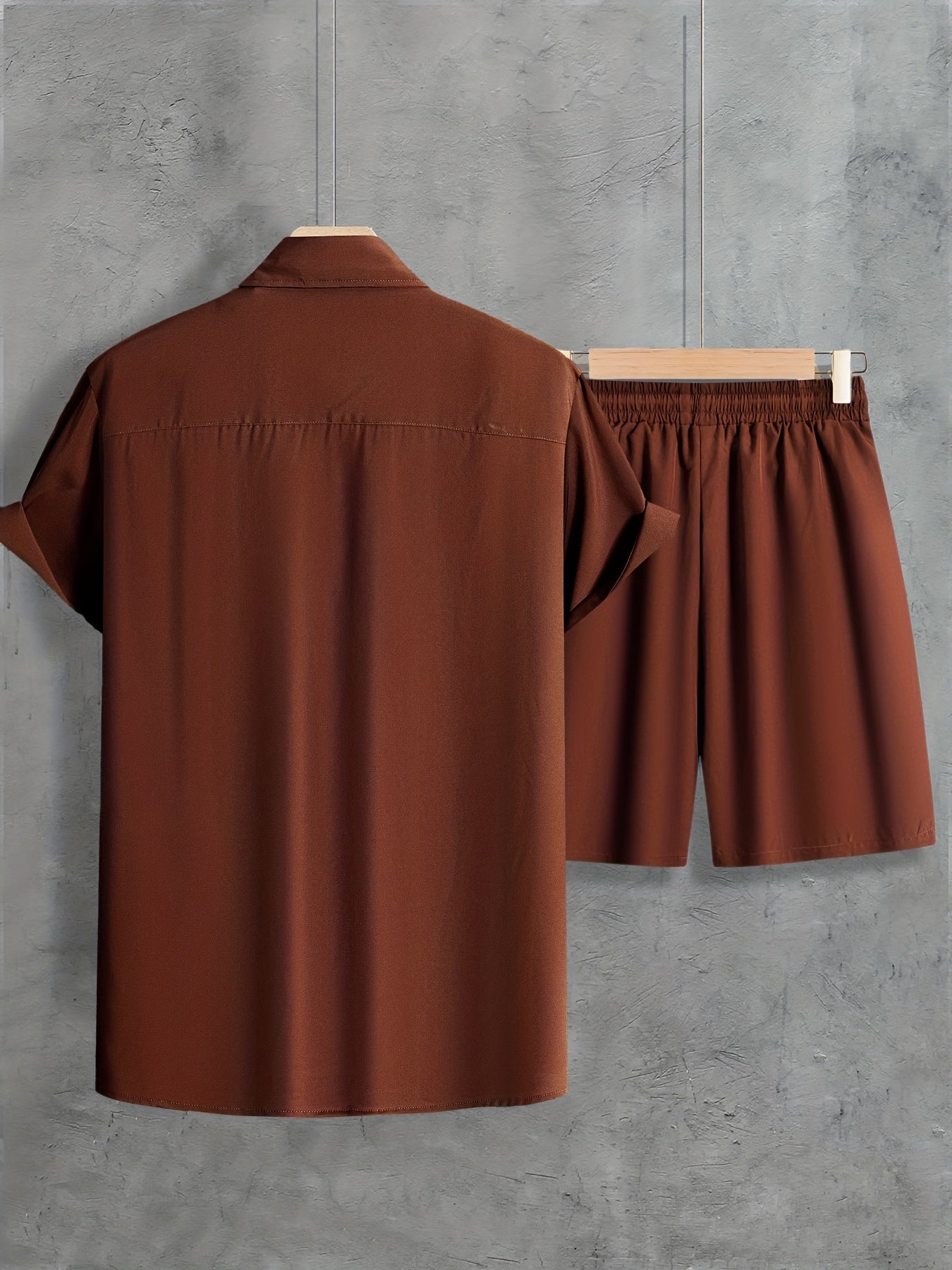 Casual set bestå ende av en kortärmad lapelskjorta med knappstängning och shorts med dragsko