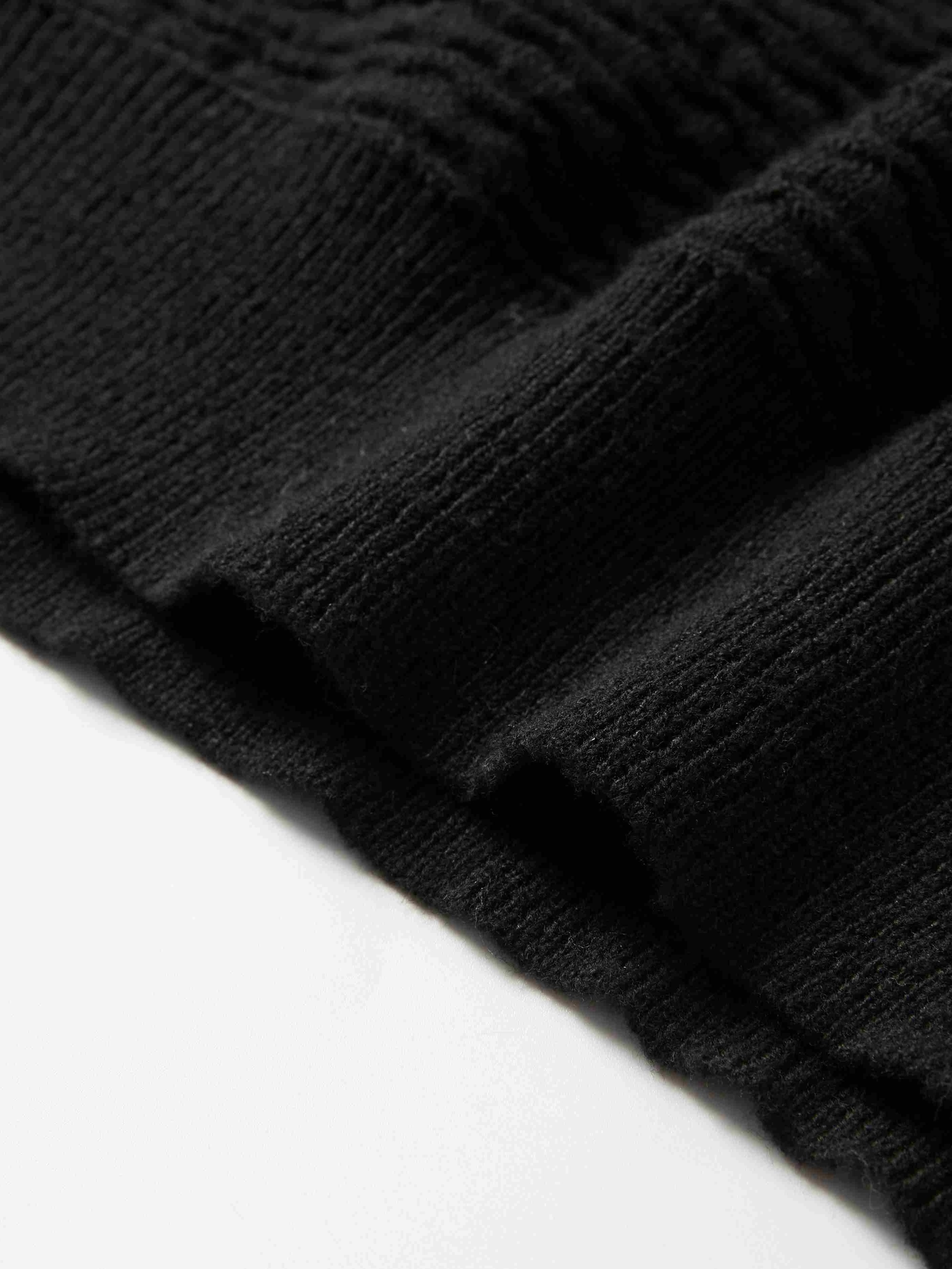 Svart ribbstickad tröja