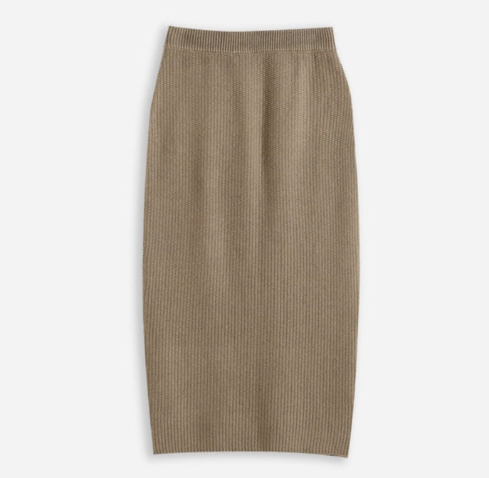 Stickad koftset bestå ende av koftstopp och kjol
