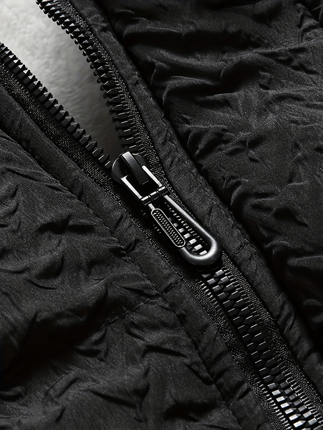 Svart jacka med struktur i fleece