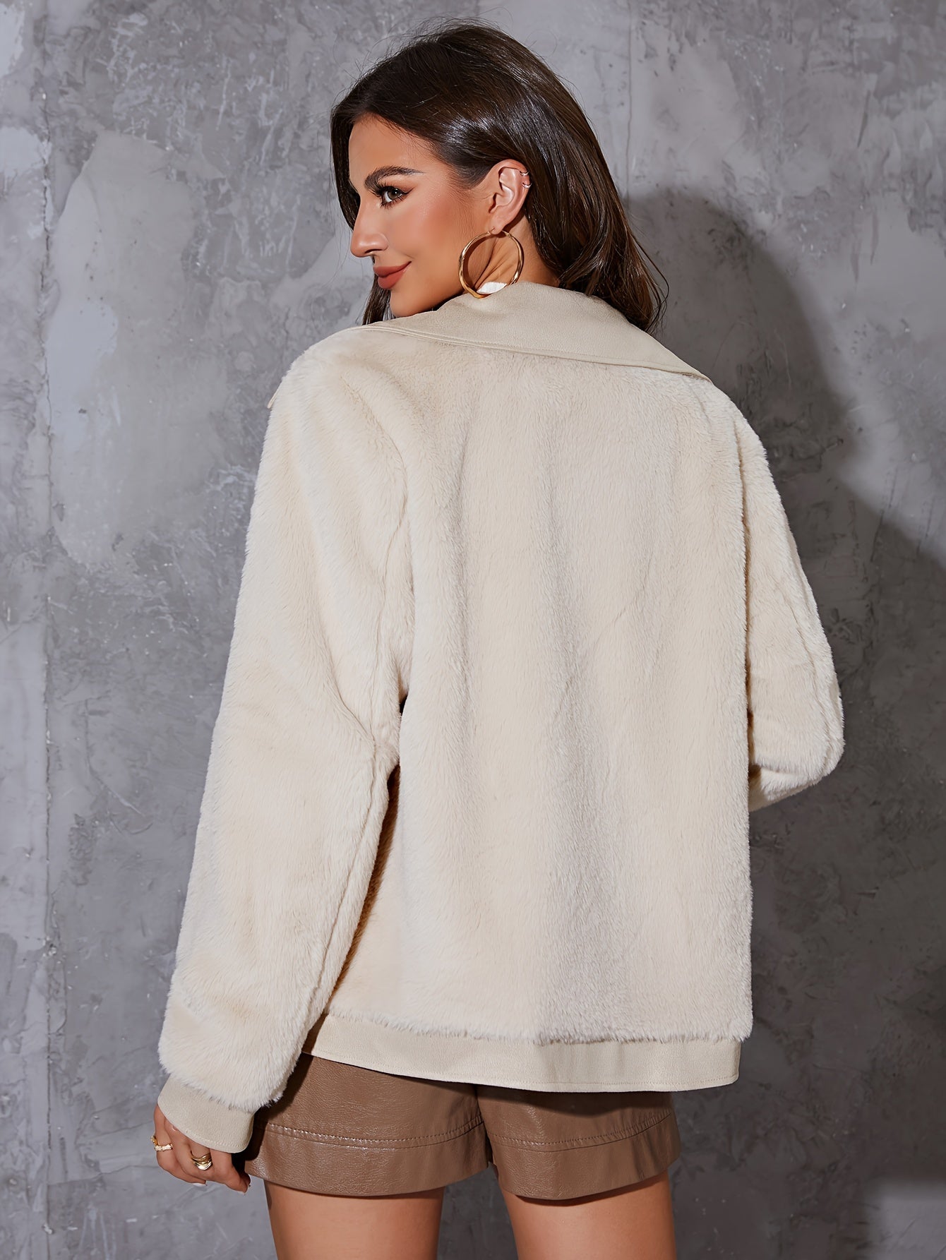 Beige plyschjacka med slag