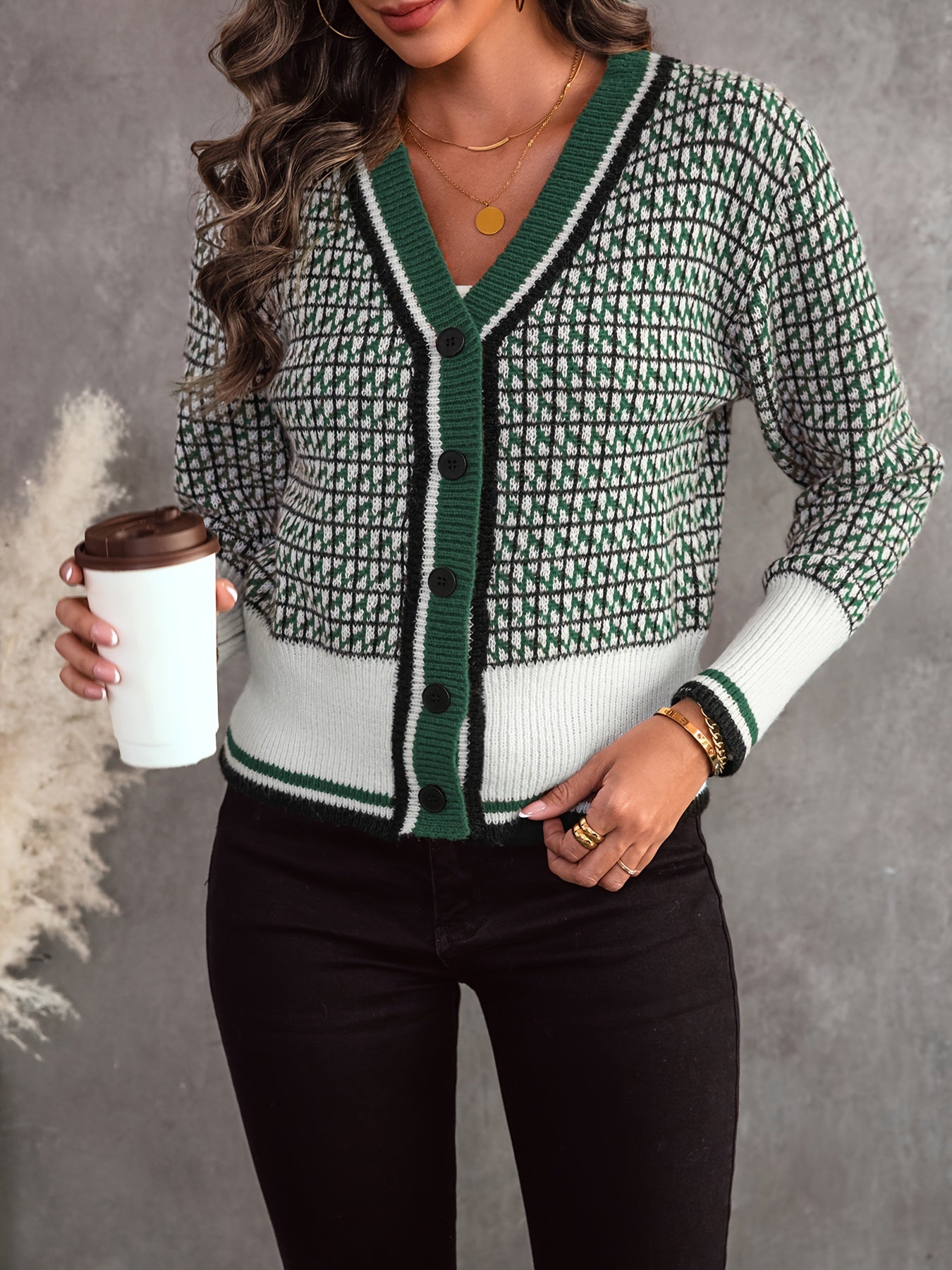 Kofta med knappar och diamantmönster