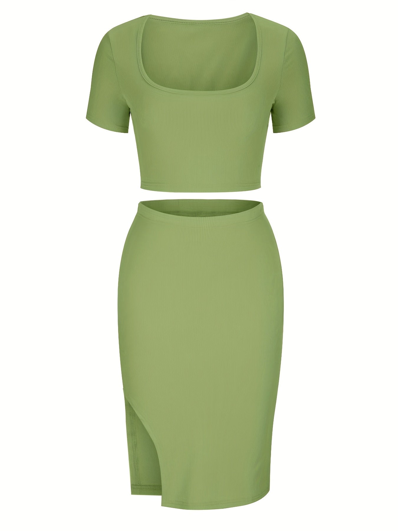 Set bestå ende av en crop top med utskärning och en passande kjol med slits
