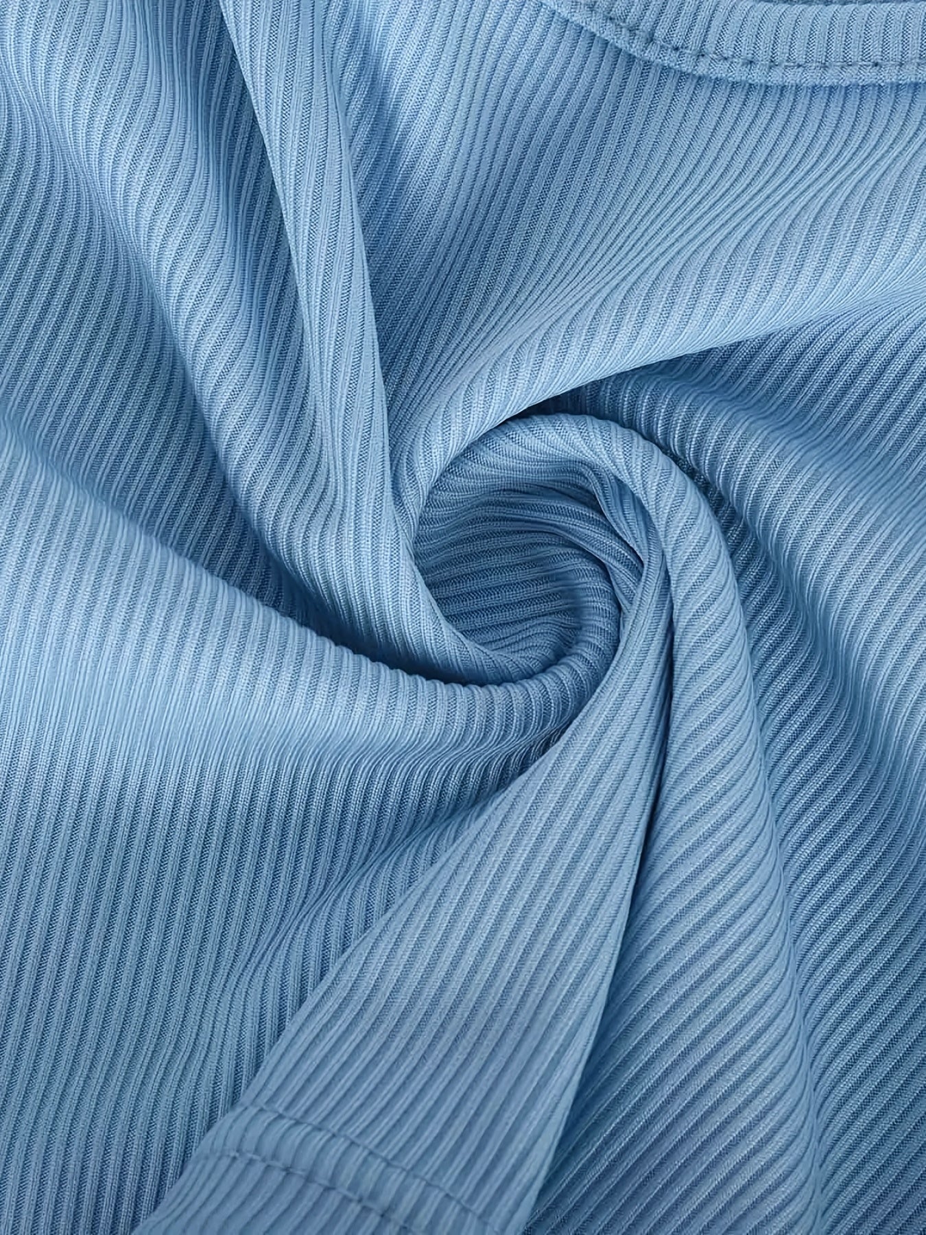 Set bestå ende av en crop top med utskärning och en passande kjol med slits