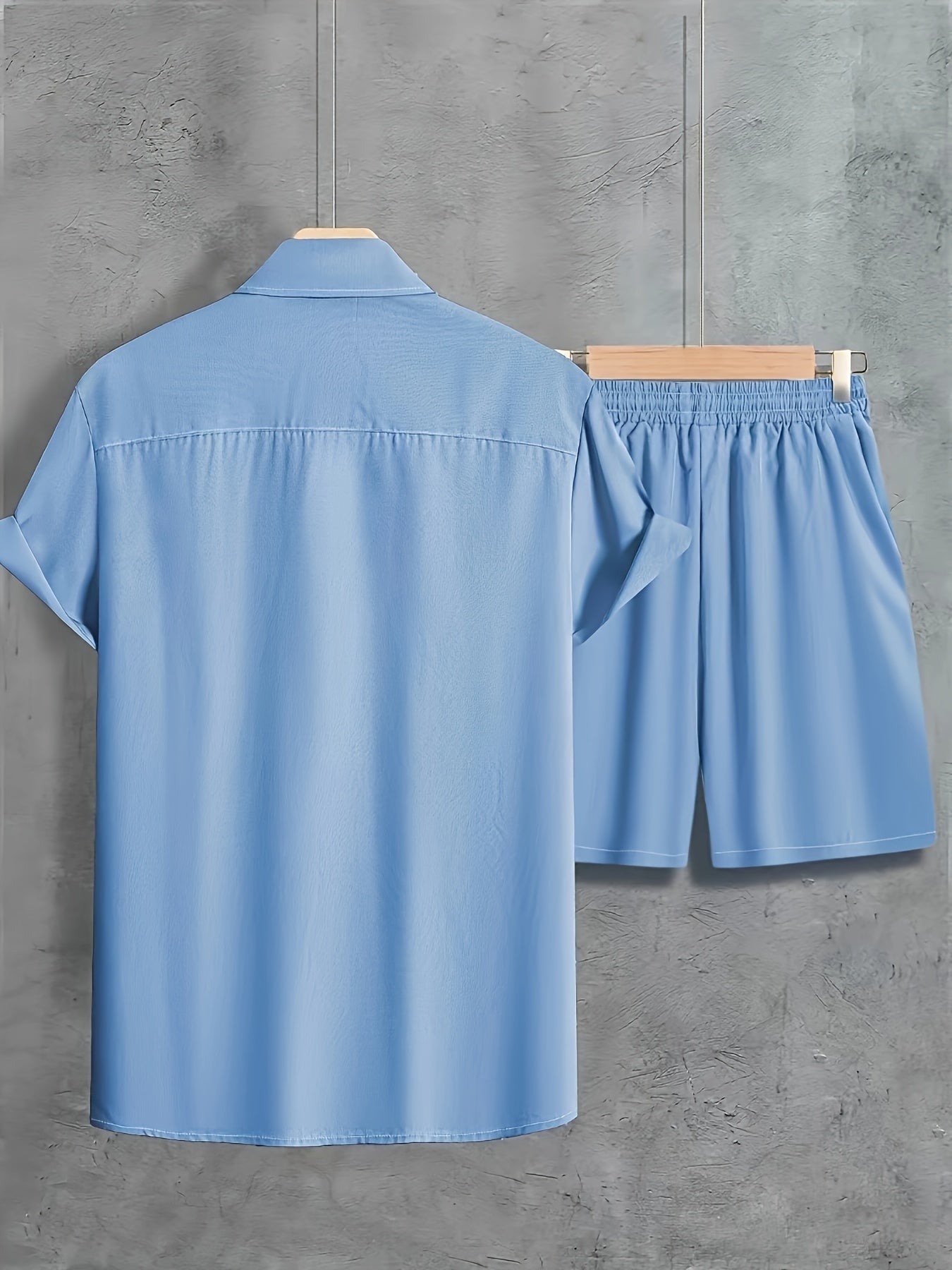 Casual set bestå ende av en kortärmad lapelskjorta med knappstängning och shorts med dragsko