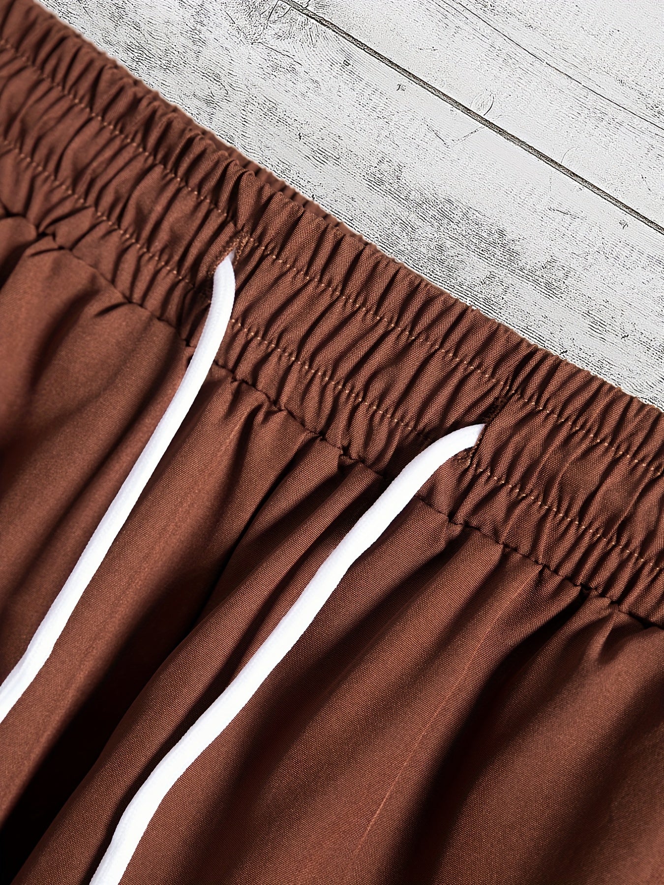 Casual set bestå ende av en kortärmad lapelskjorta med knappstängning och shorts med dragsko