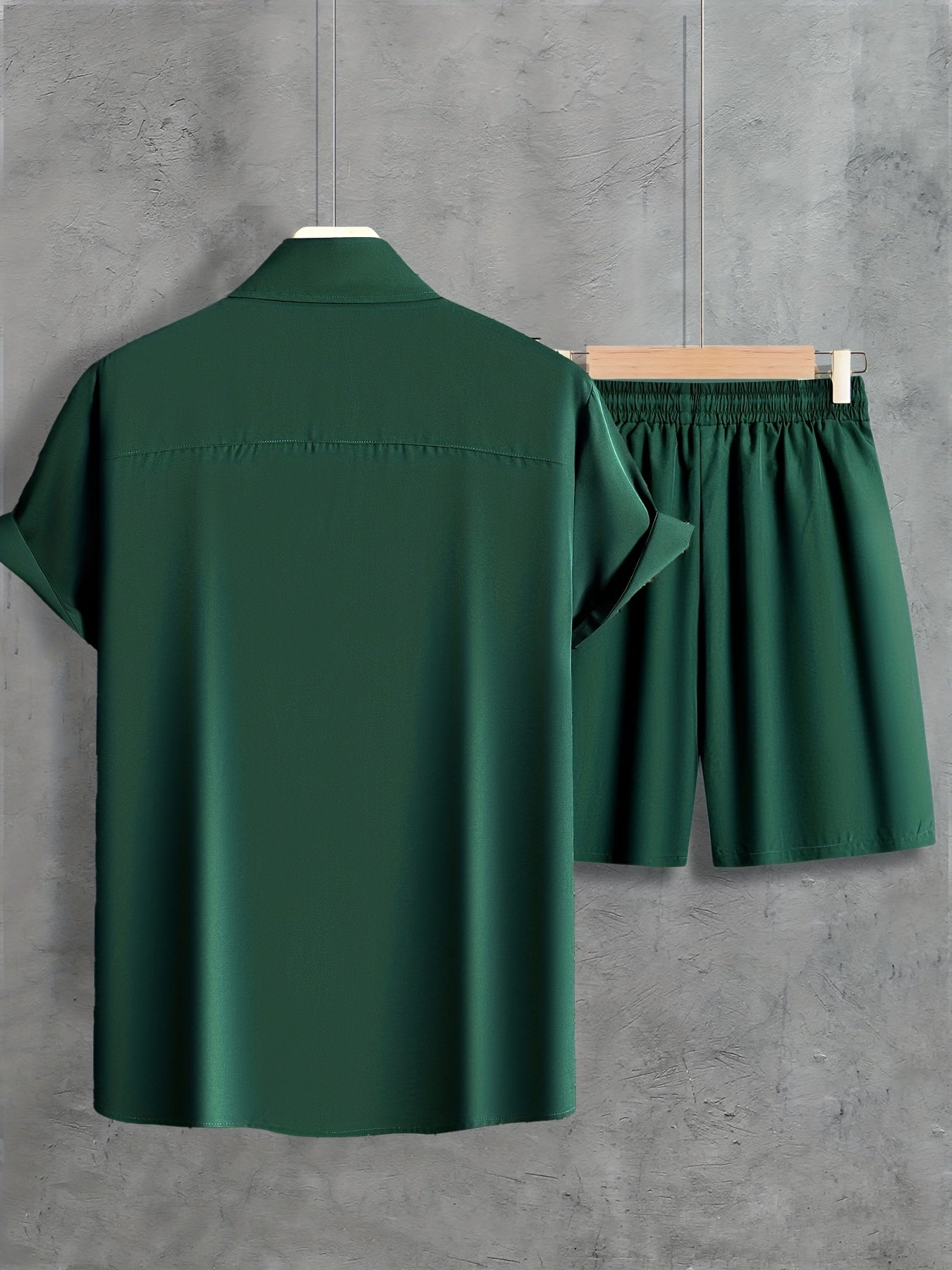 Casual set bestå ende av en kortärmad lapelskjorta med knappstängning och shorts med dragsko