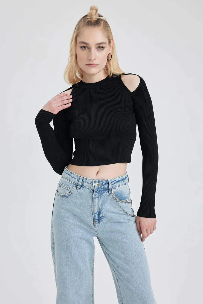 Stickad slim-fit tröja med rund hals