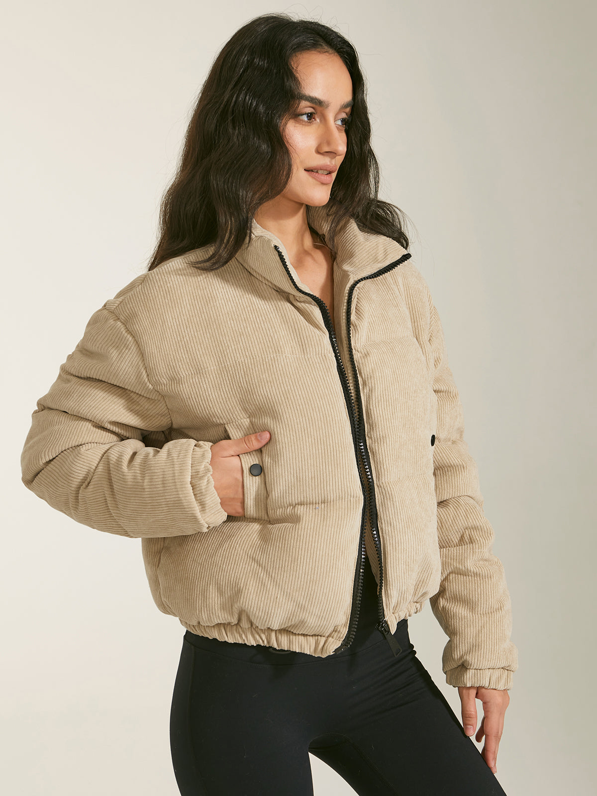 Beige jacka för kvinnor