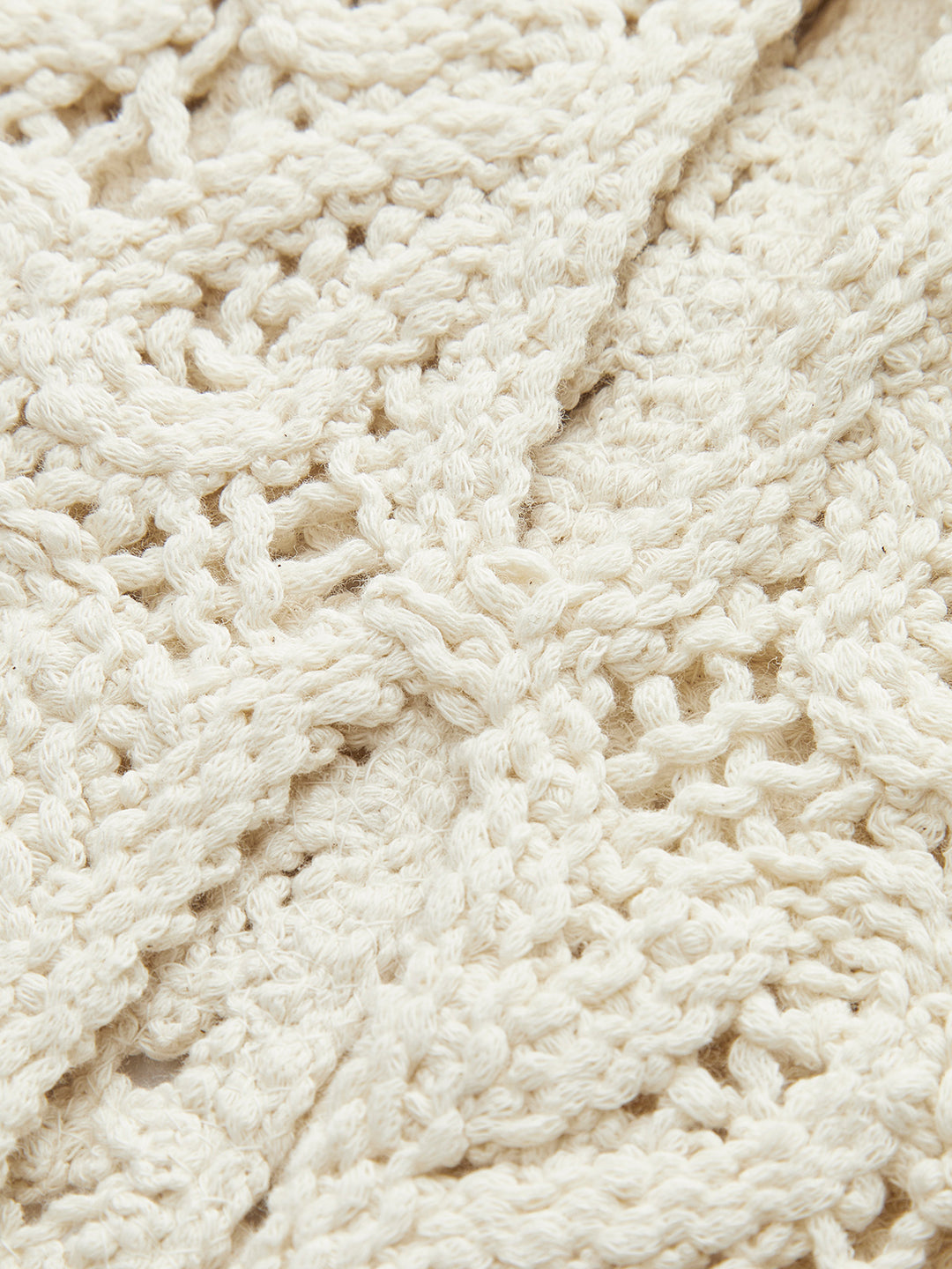 Blommig virkad mjuk beige topp med hålmönster