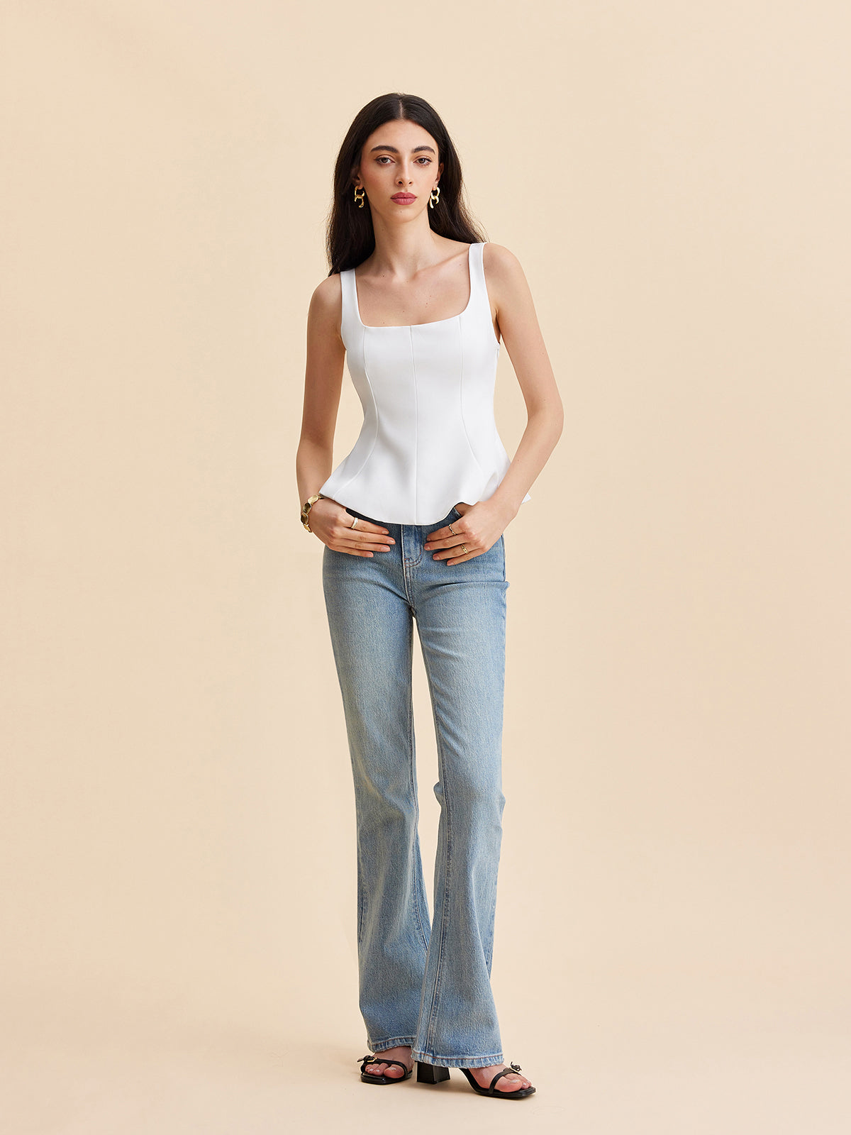 Vitt linne med fyrkantig halsringning