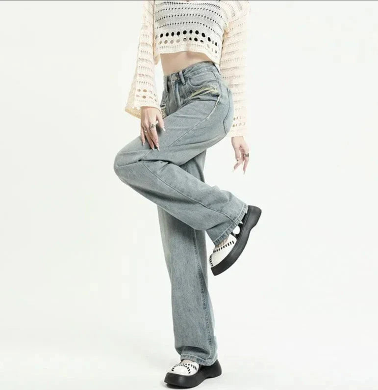 Högmidjade jeans med slitna fickor