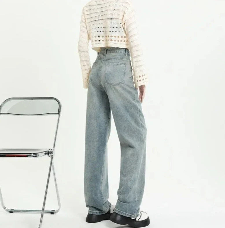 Högmidjade jeans med slitna fickor