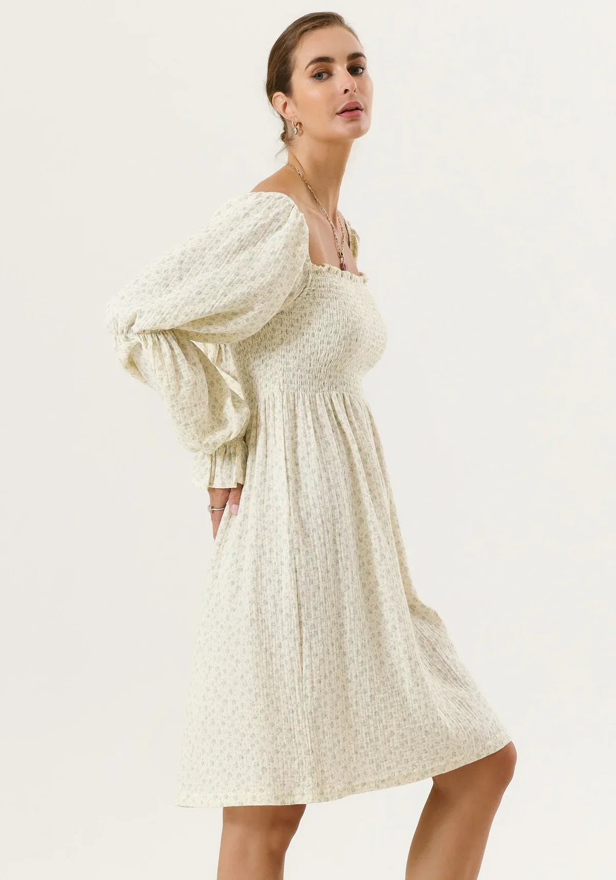 Chiffongklänning med klockärmar