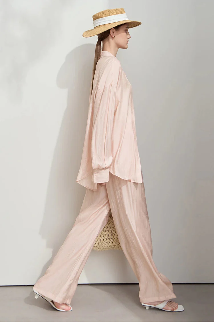 Minimalistisk löst sittande skjorta och byxor