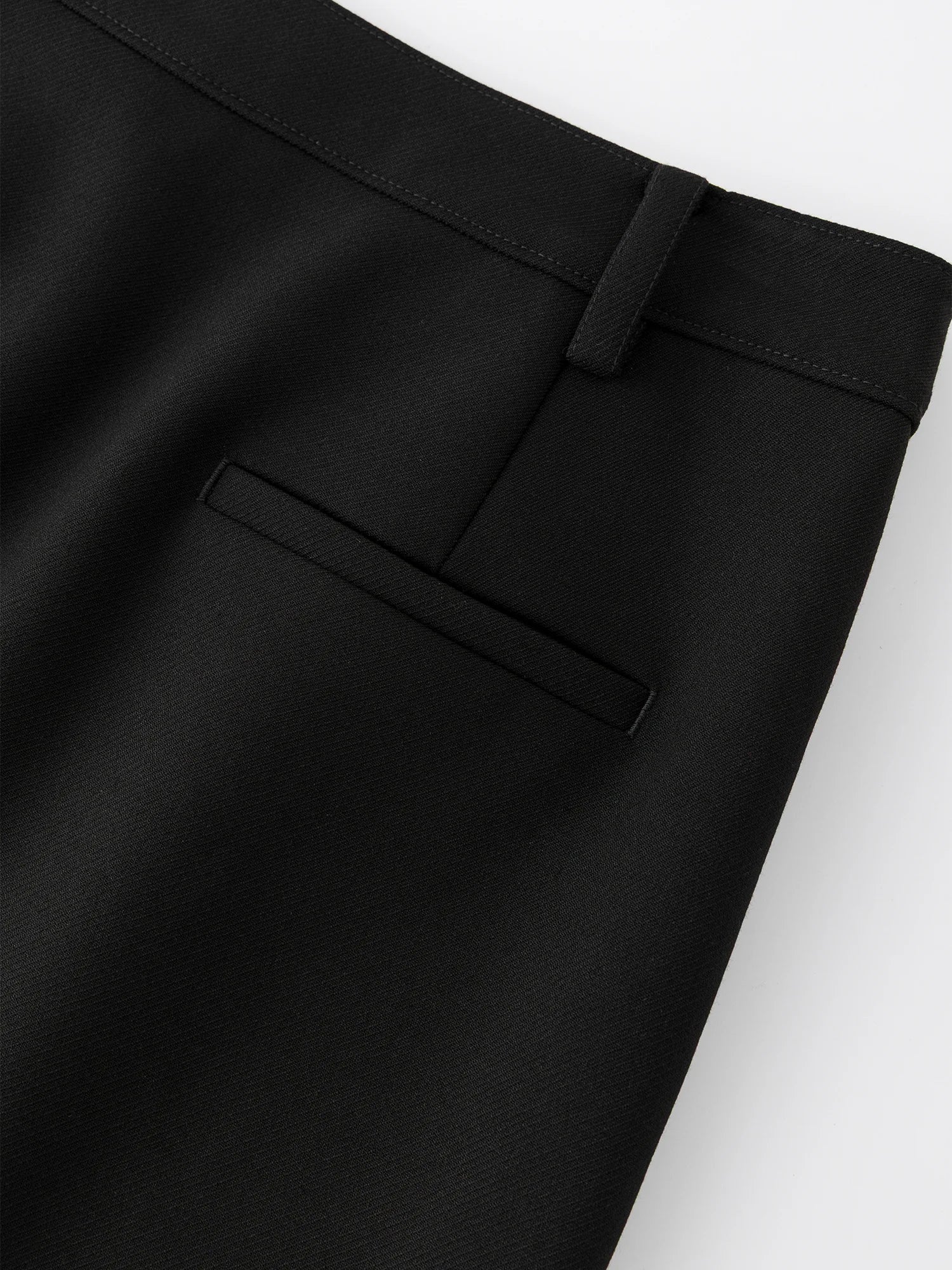 Svart kjol med volanger