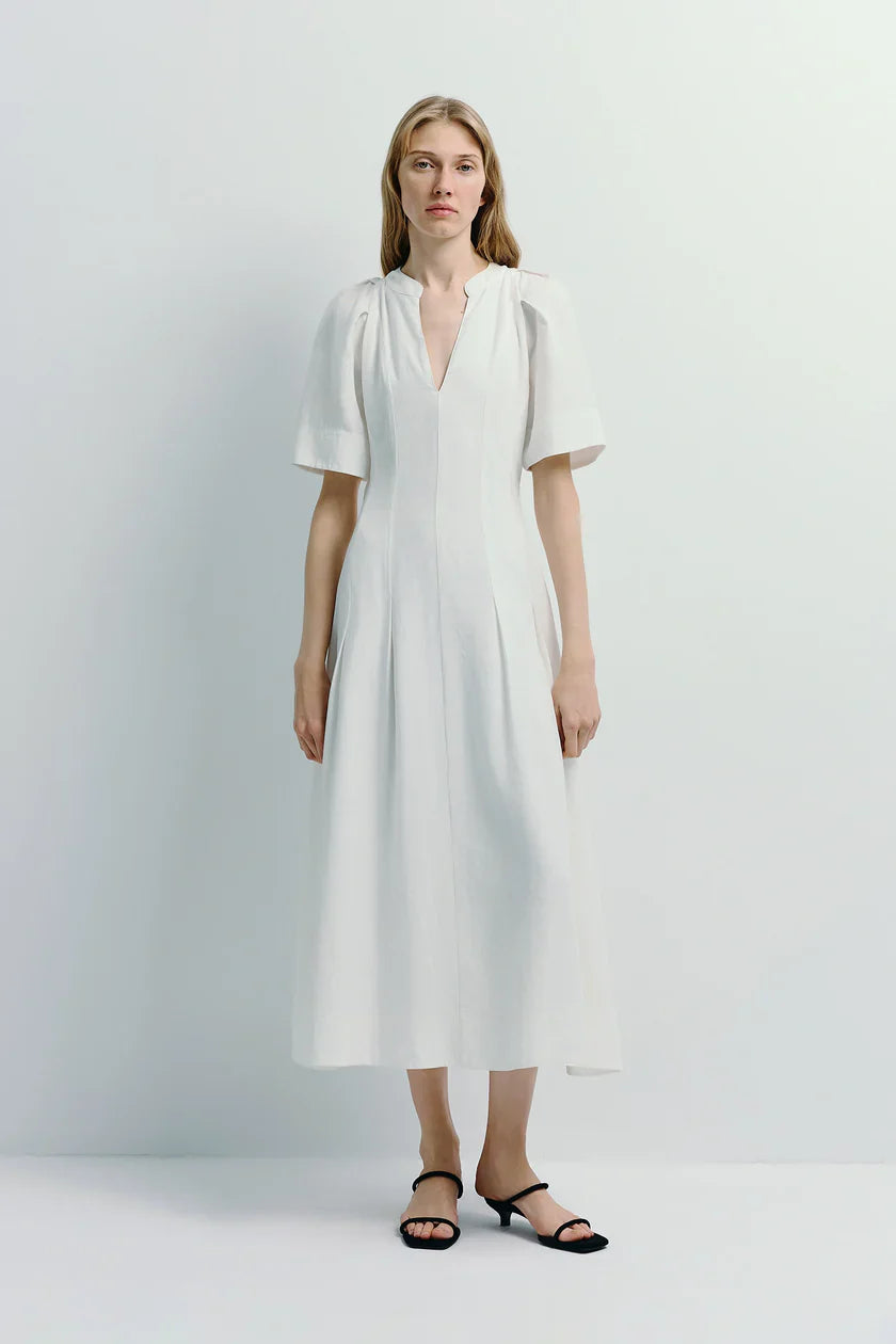 Vit maxiklänning med plisserad ärm