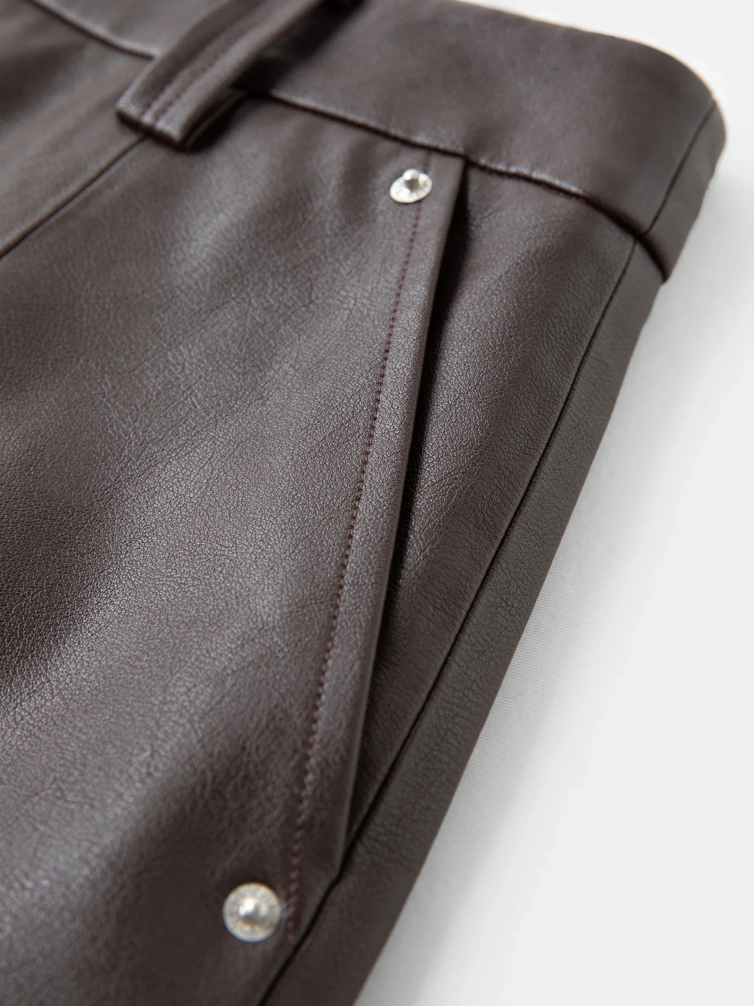 Kort läderkjol med bälte