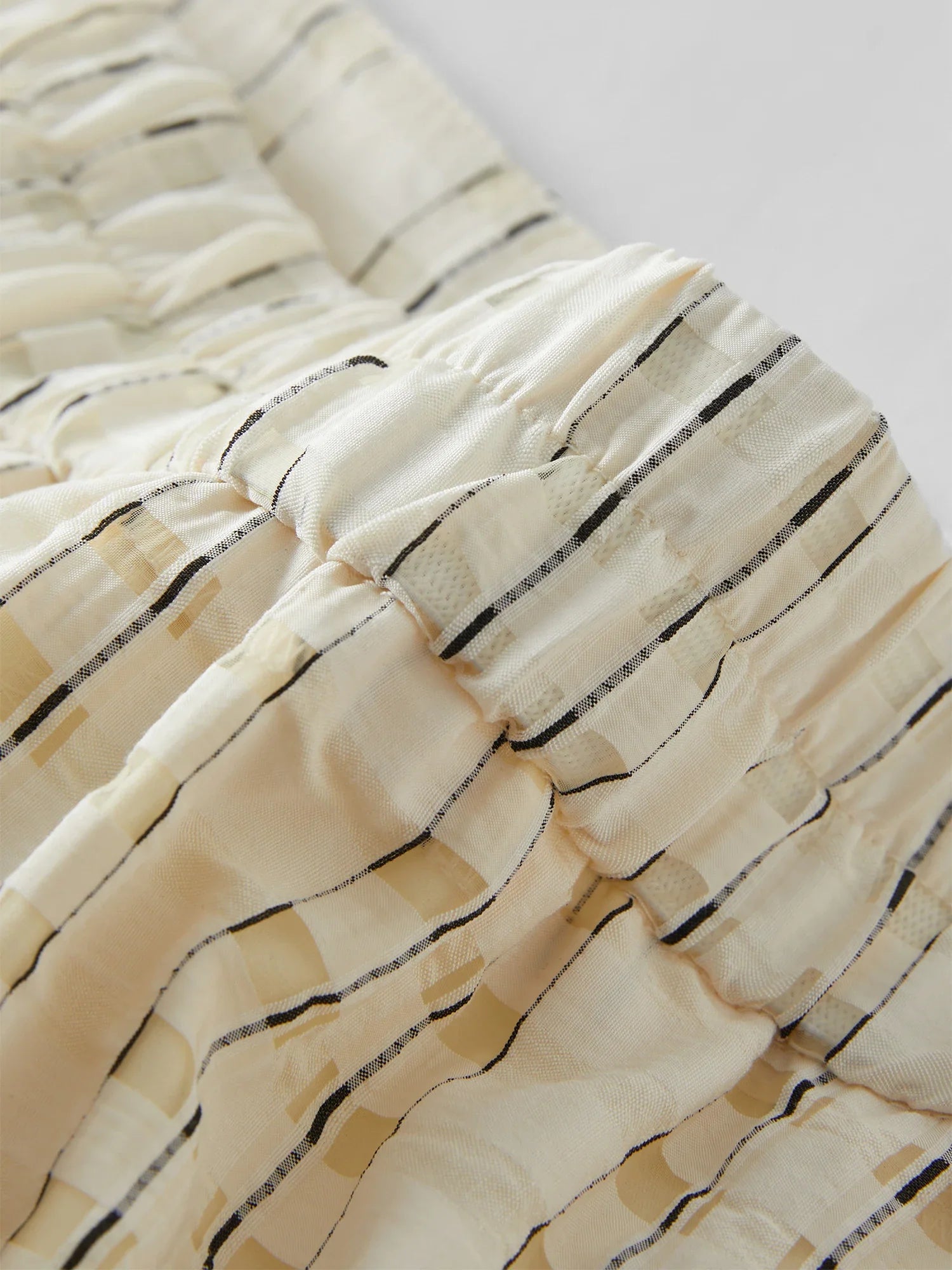 Texturerad fransk mode beige topp och kjol