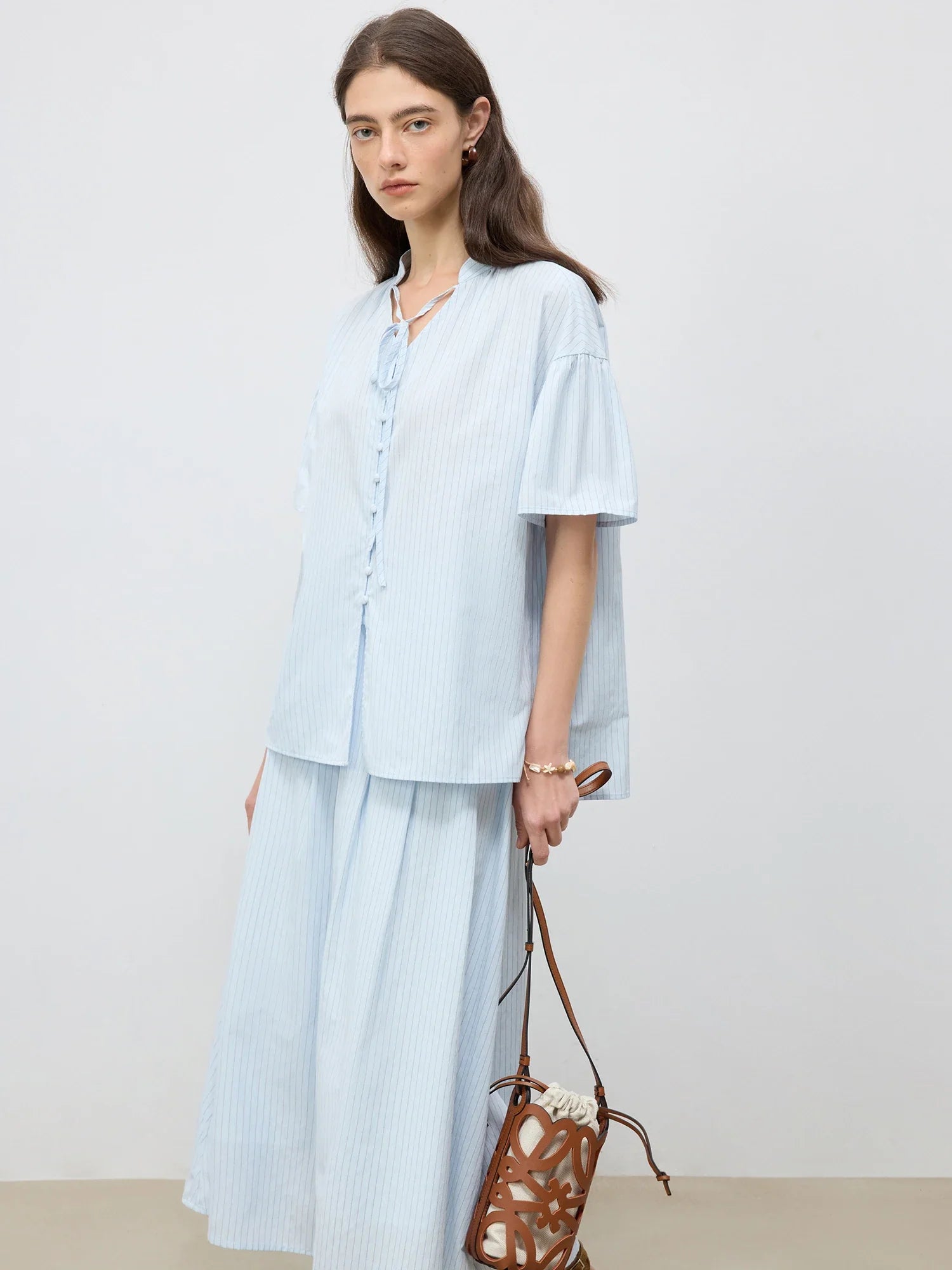 Skräddarsydd randig ljusblå skjorta och midikjol