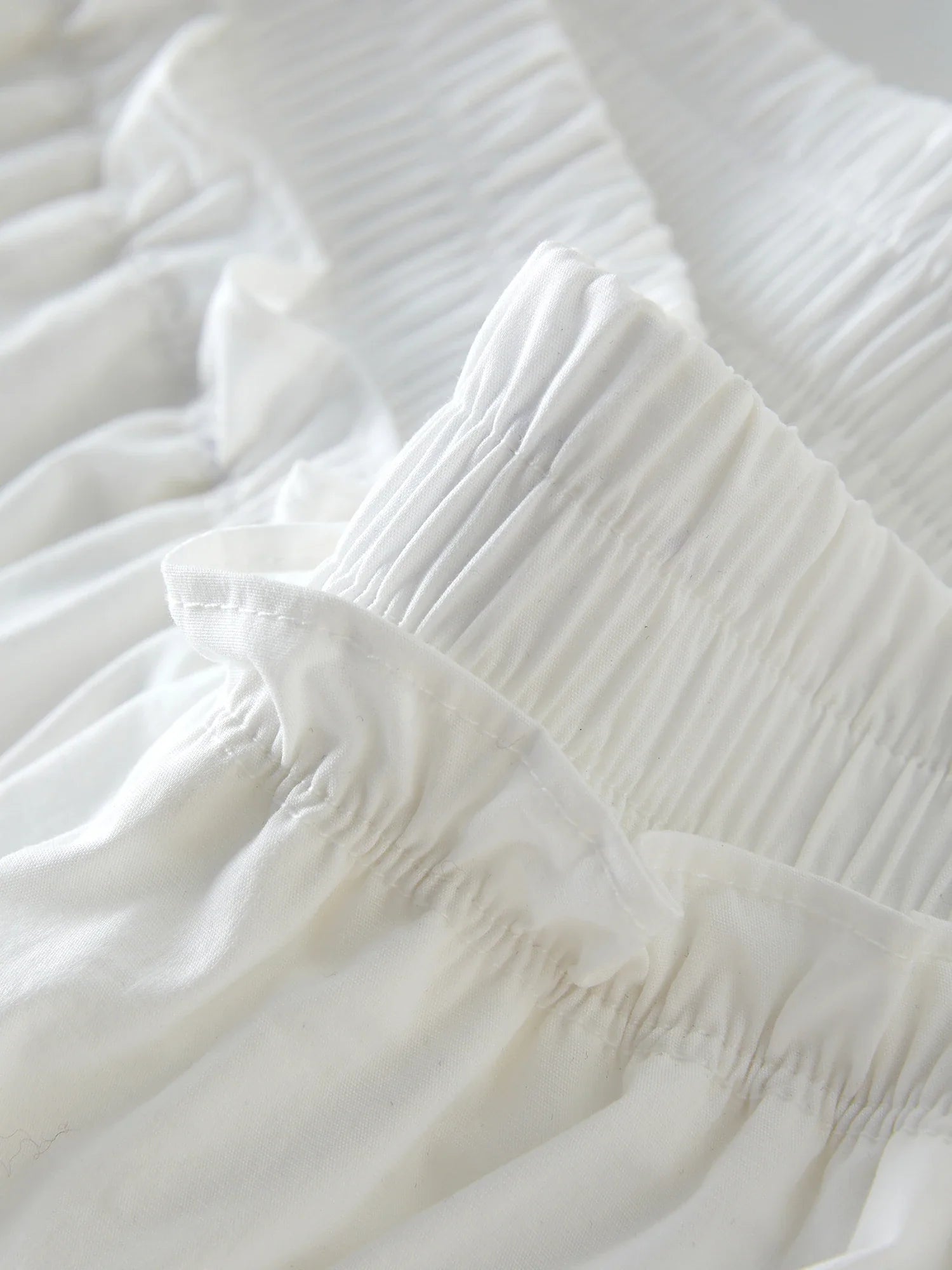 Elegant vit topp och kjol med volanger